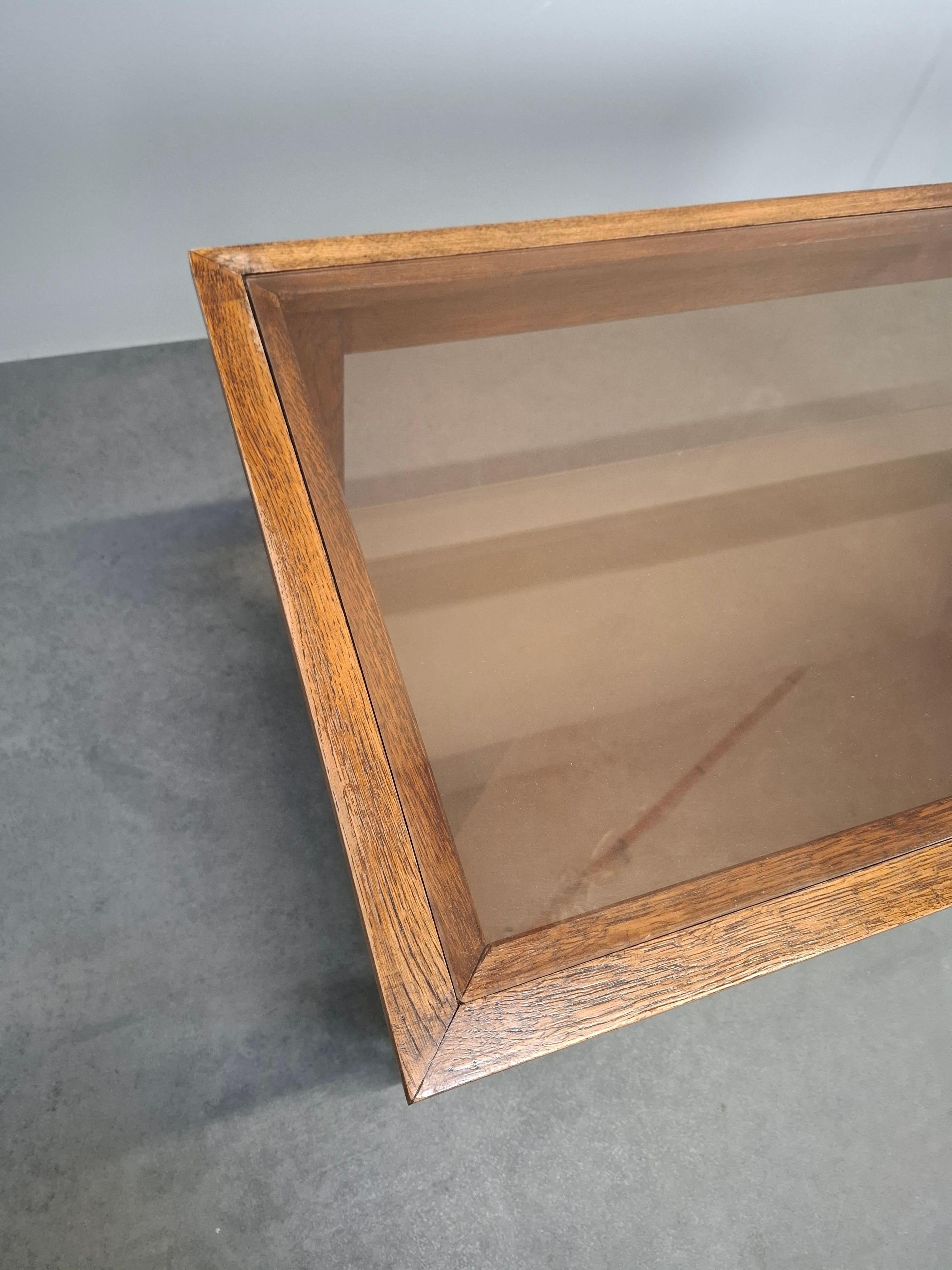 Mesa de centro sobre ruedas de madera y cristal ahumado de mediados de siglo, Checoslovaquia, 1980 en venta 2