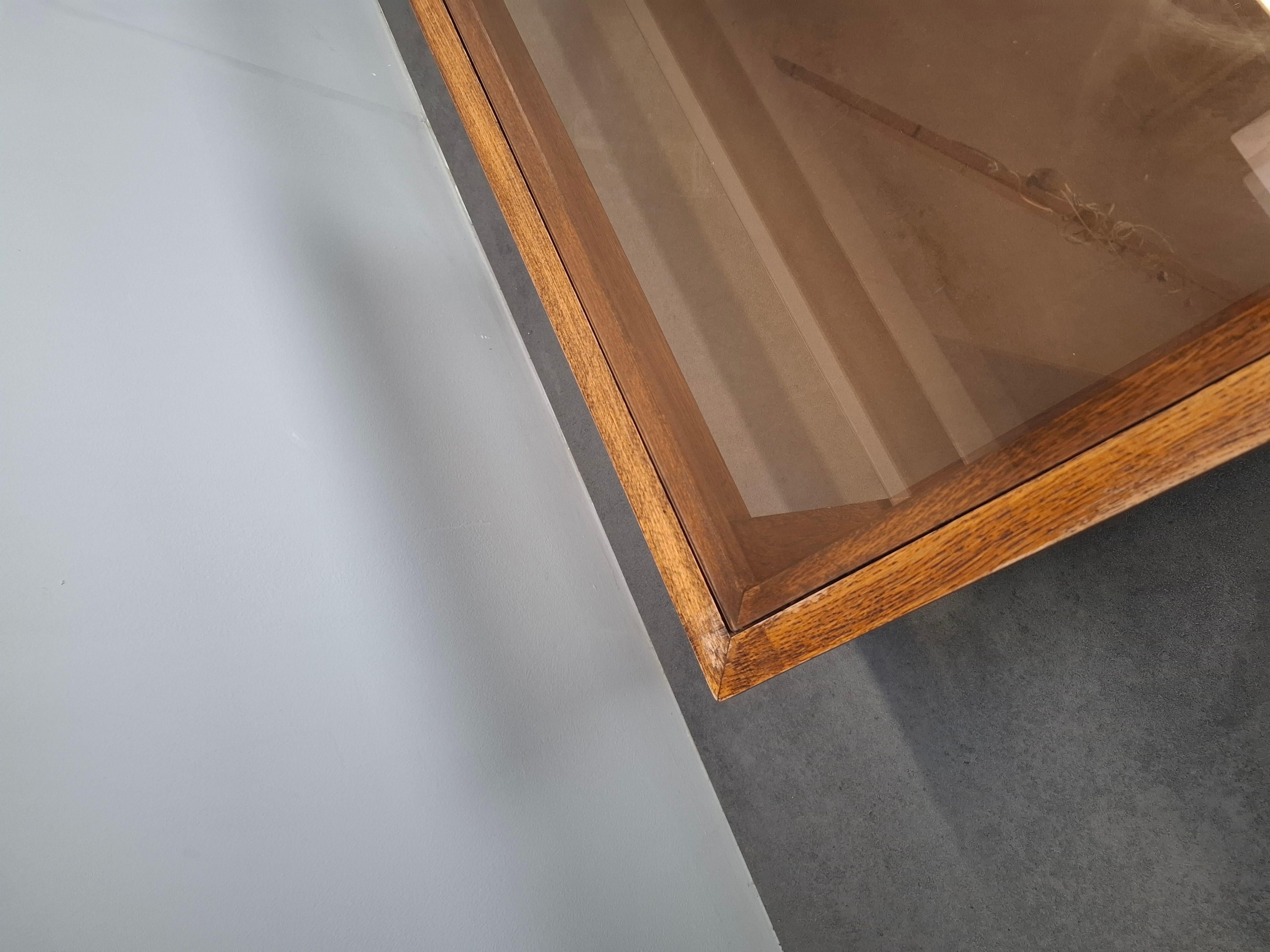 Mesa de centro sobre ruedas de madera y cristal ahumado de mediados de siglo, Checoslovaquia, 1980 en venta 3