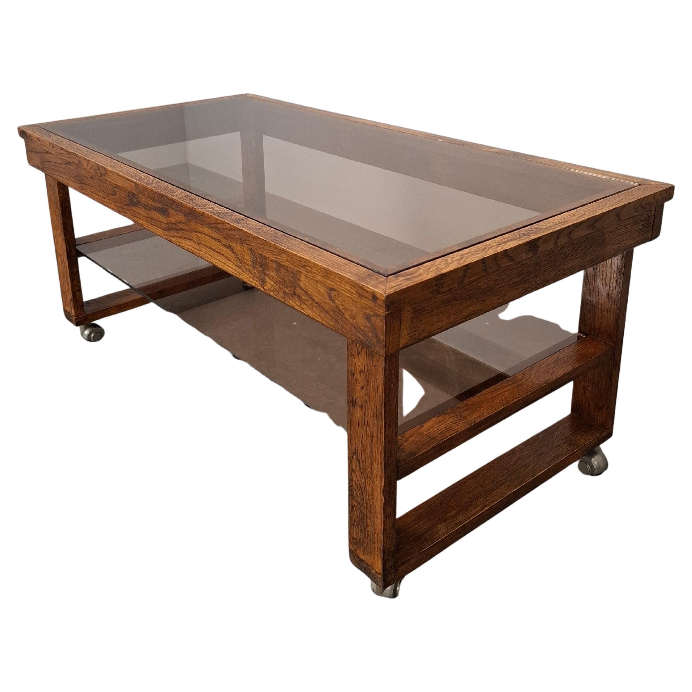 Mesa de centro sobre ruedas de madera y cristal ahumado de mediados de siglo, Checoslovaquia, 1980 en venta