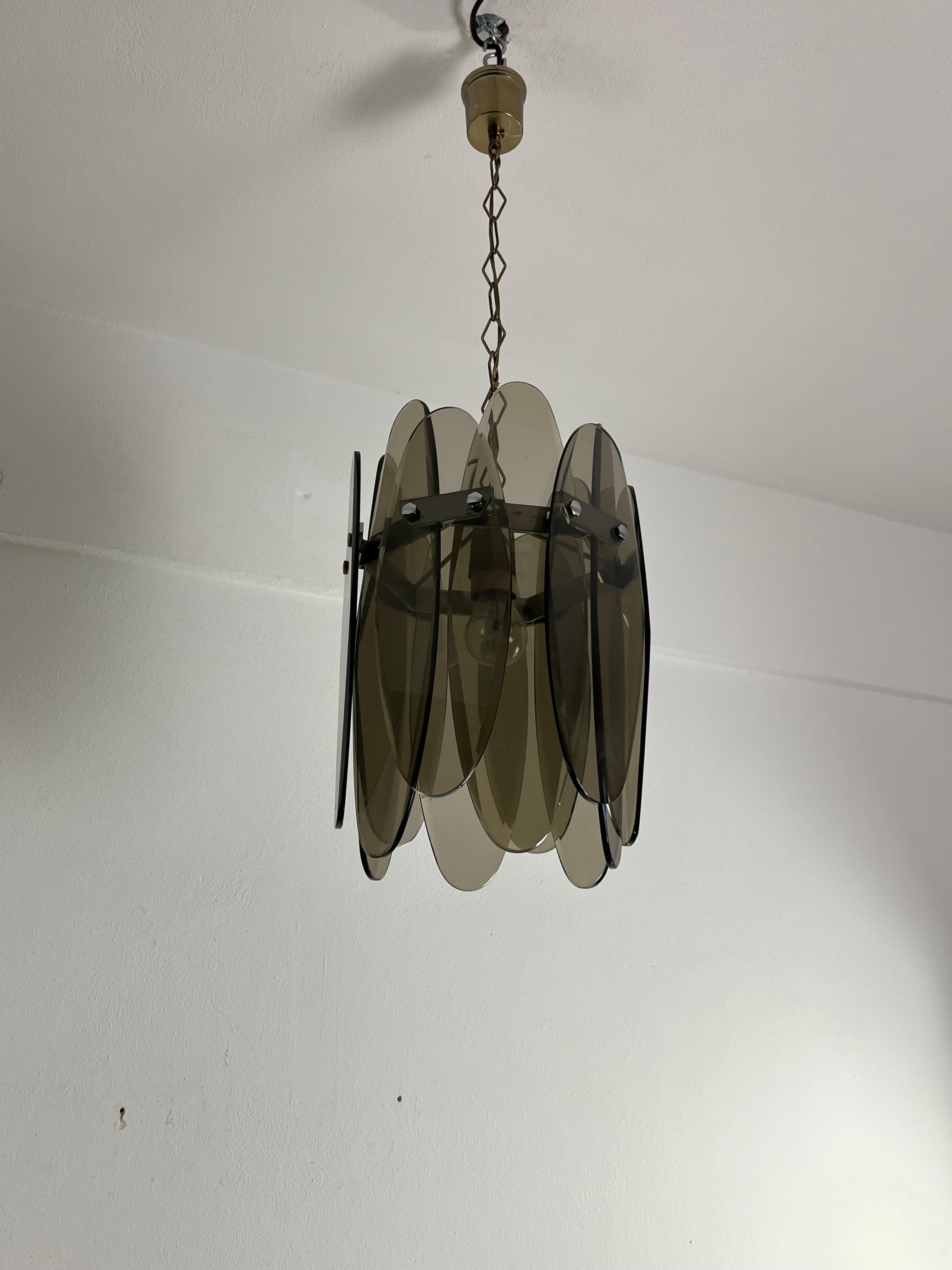Lampadario in vetro fumé di metà secolo con 12 petali nello stile di Max Ingrand in vendita 4