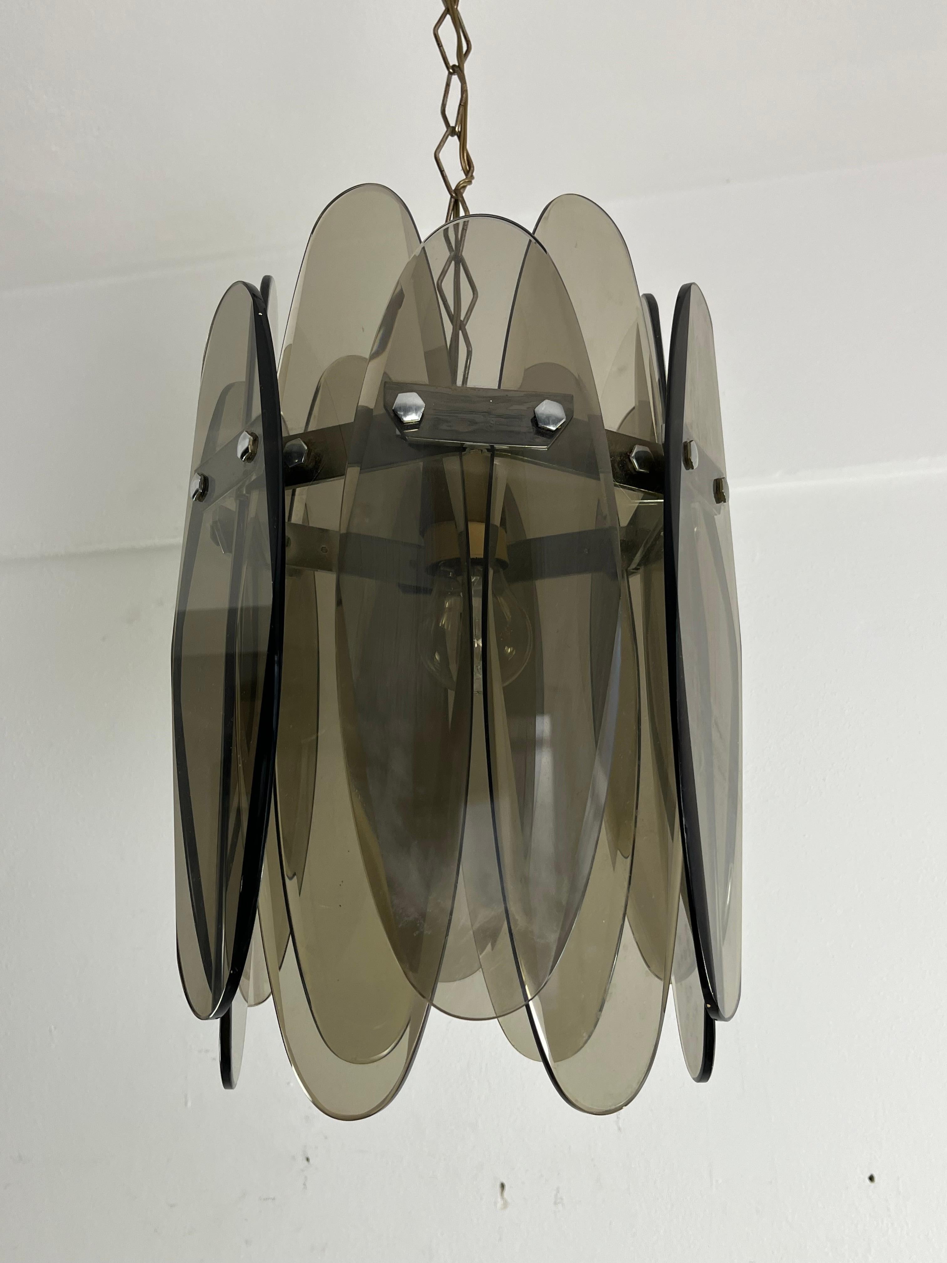 Lampadario in vetro fumé di metà secolo con 12 petali nello stile di Max Ingrand, anni '60
Struttura in metallo, lampada E27, vetro intatto, buone condizioni.
Altezza del bicchiere 40 cm. Il lampadario,  compresa la catena, misura 85 cm.