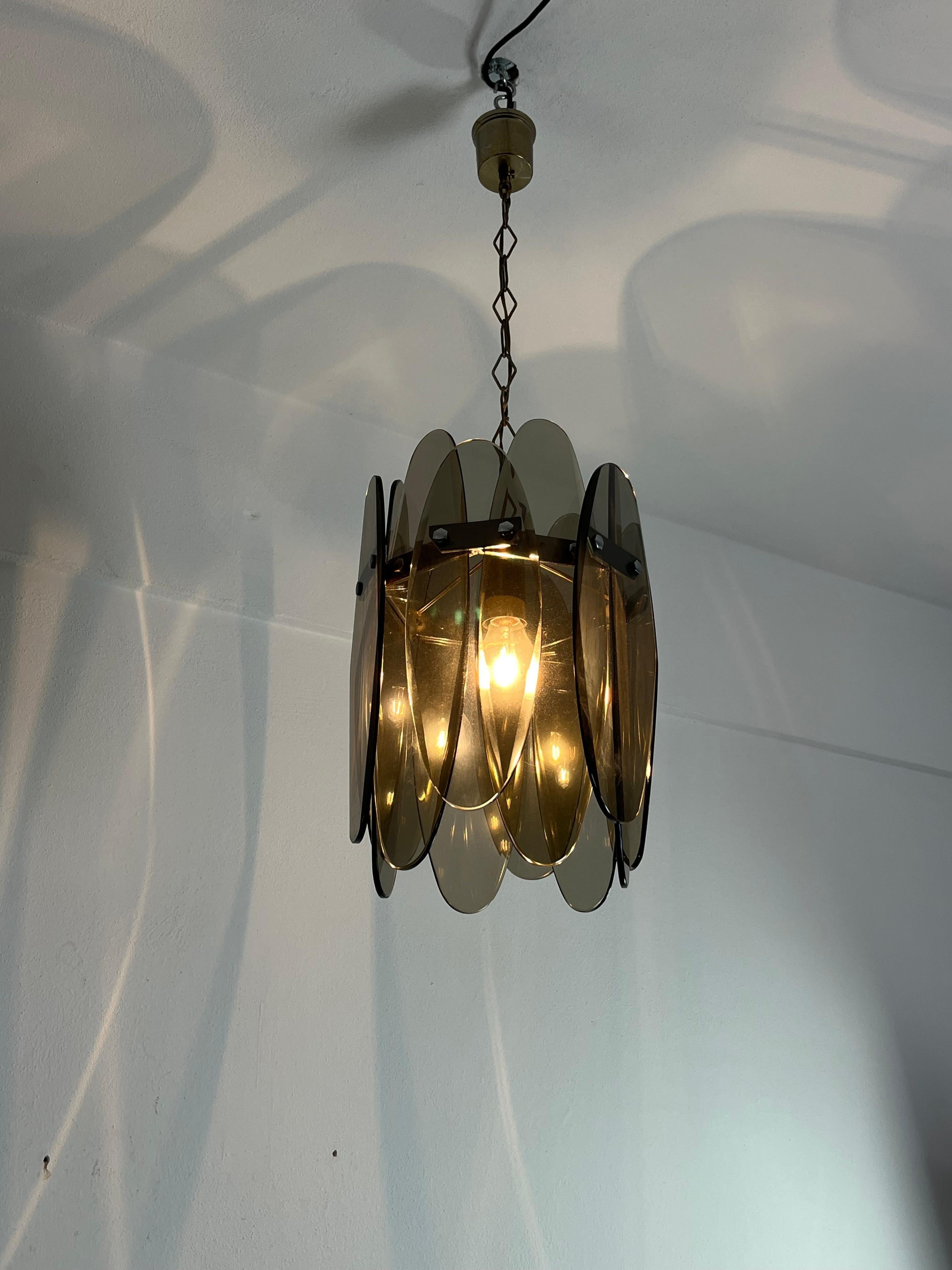 Italiano Lampadario in vetro fumé di metà secolo con 12 petali nello stile di Max Ingrand in vendita