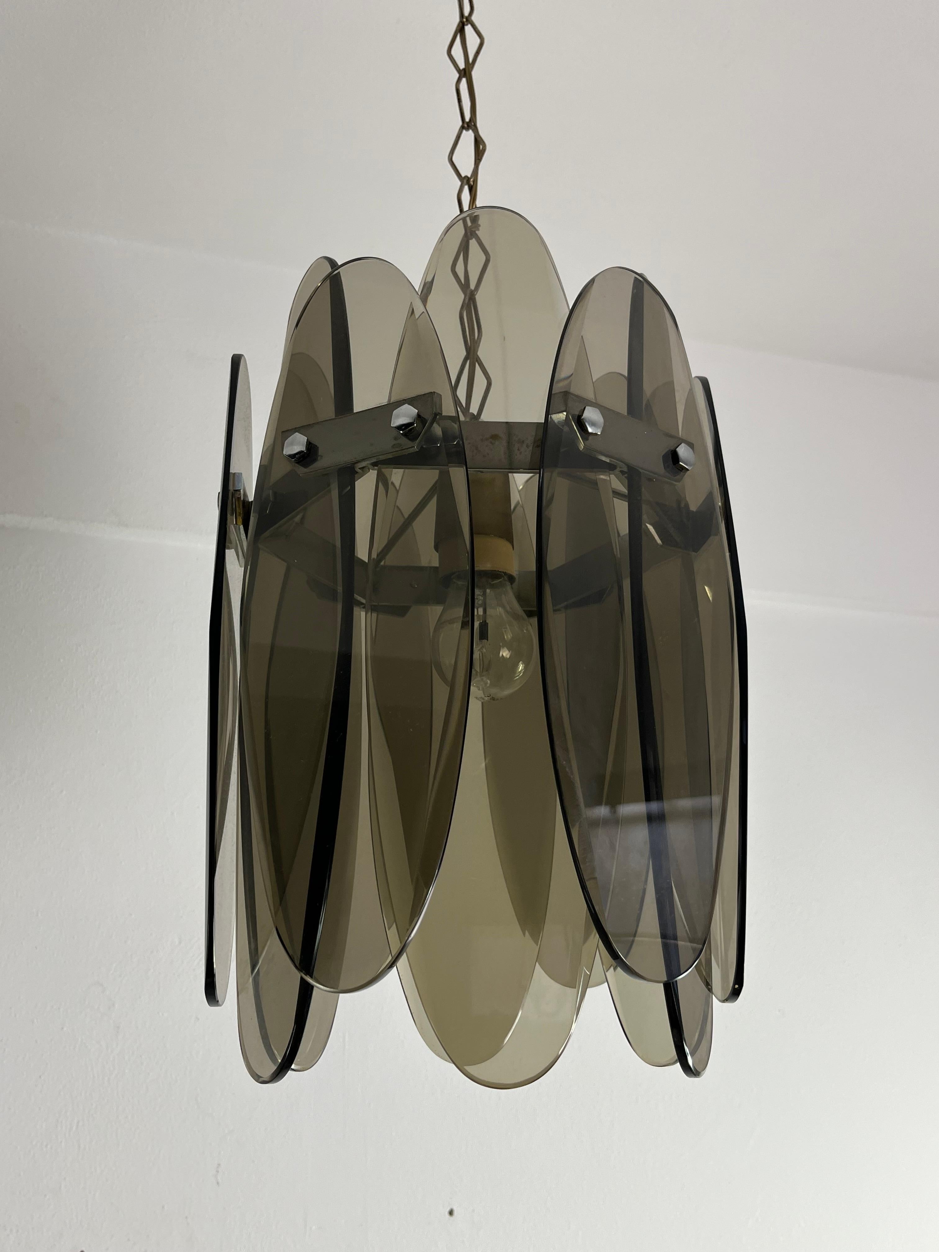 Lampadario in vetro fumé di metà secolo con 12 petali nello stile di Max Ingrand In condizioni buone in vendita a Palermo, IT