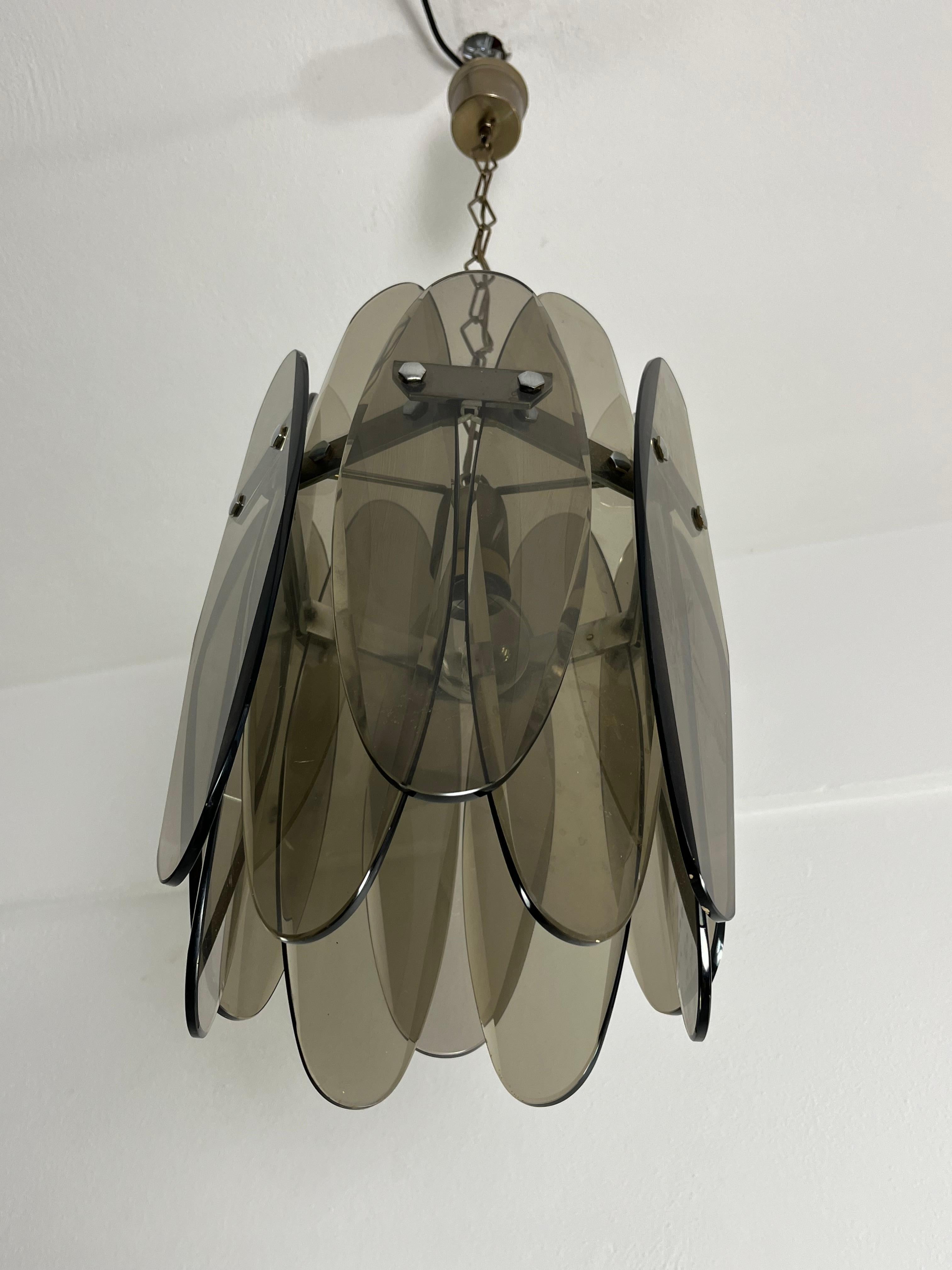 Metà XX secolo Lampadario in vetro fumé di metà secolo con 12 petali nello stile di Max Ingrand in vendita