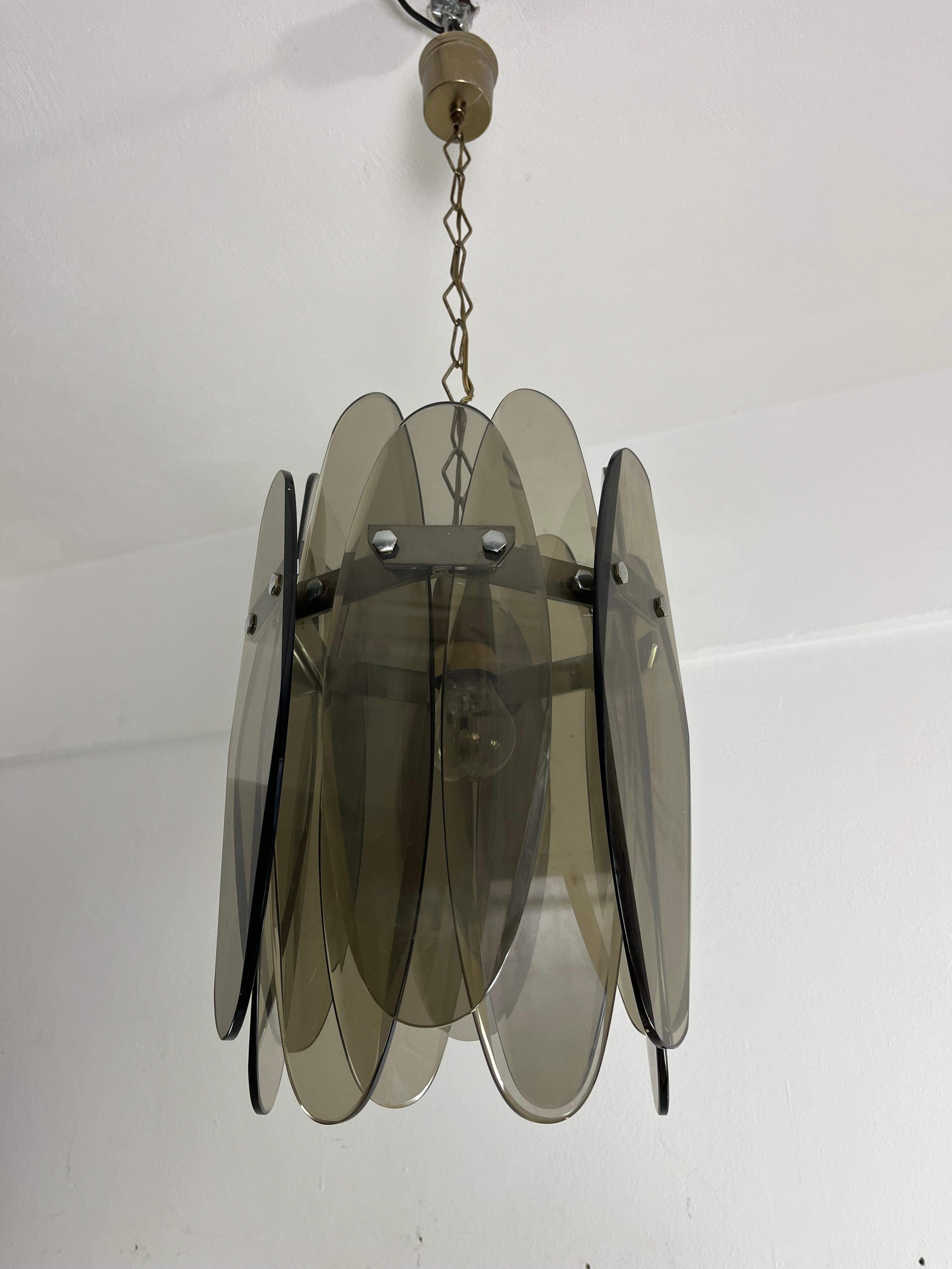 Metallo Lampadario in vetro fumé di metà secolo con 12 petali nello stile di Max Ingrand in vendita