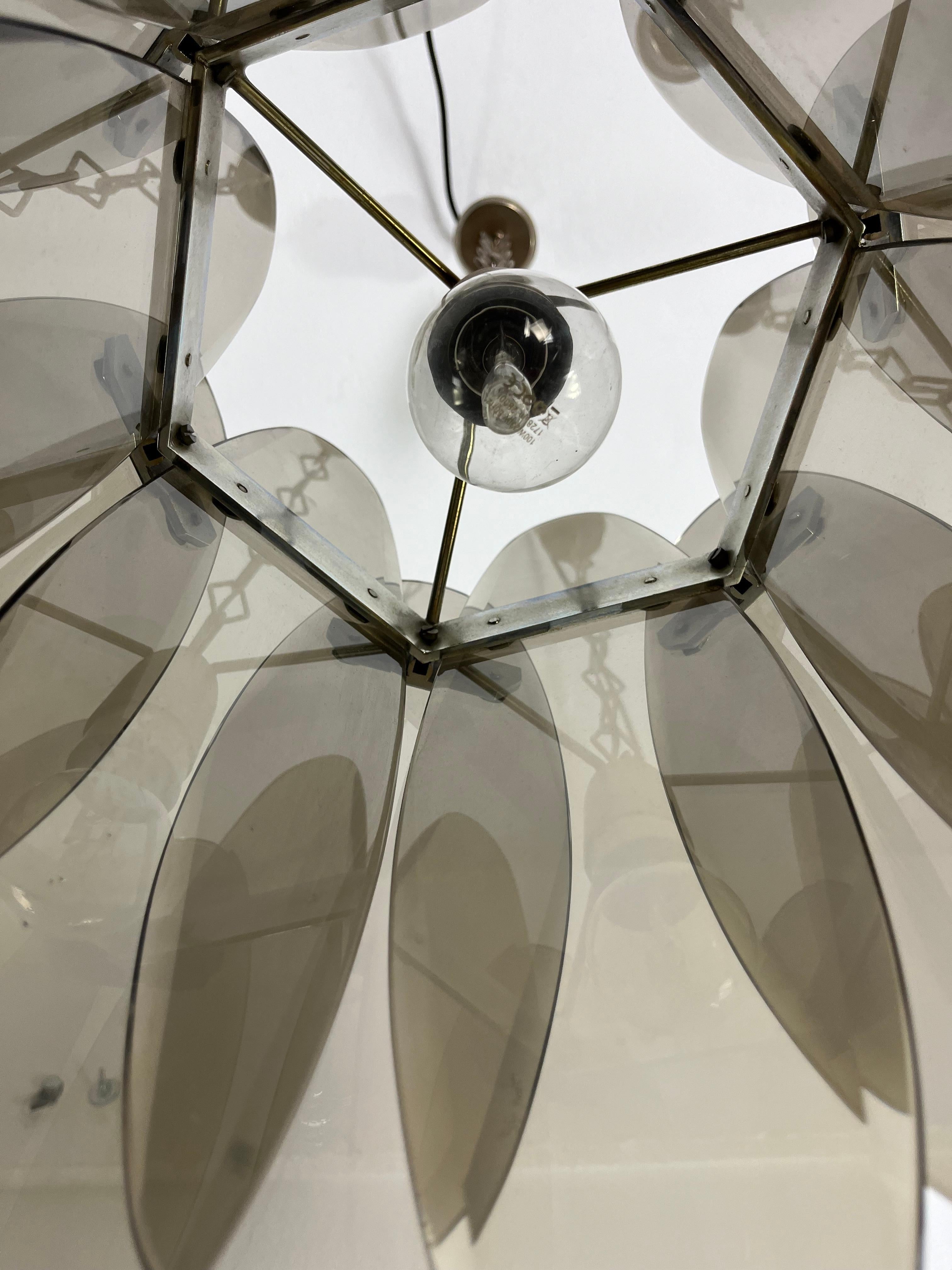 Lampadario in vetro fumé di metà secolo con 12 petali nello stile di Max Ingrand in vendita 1