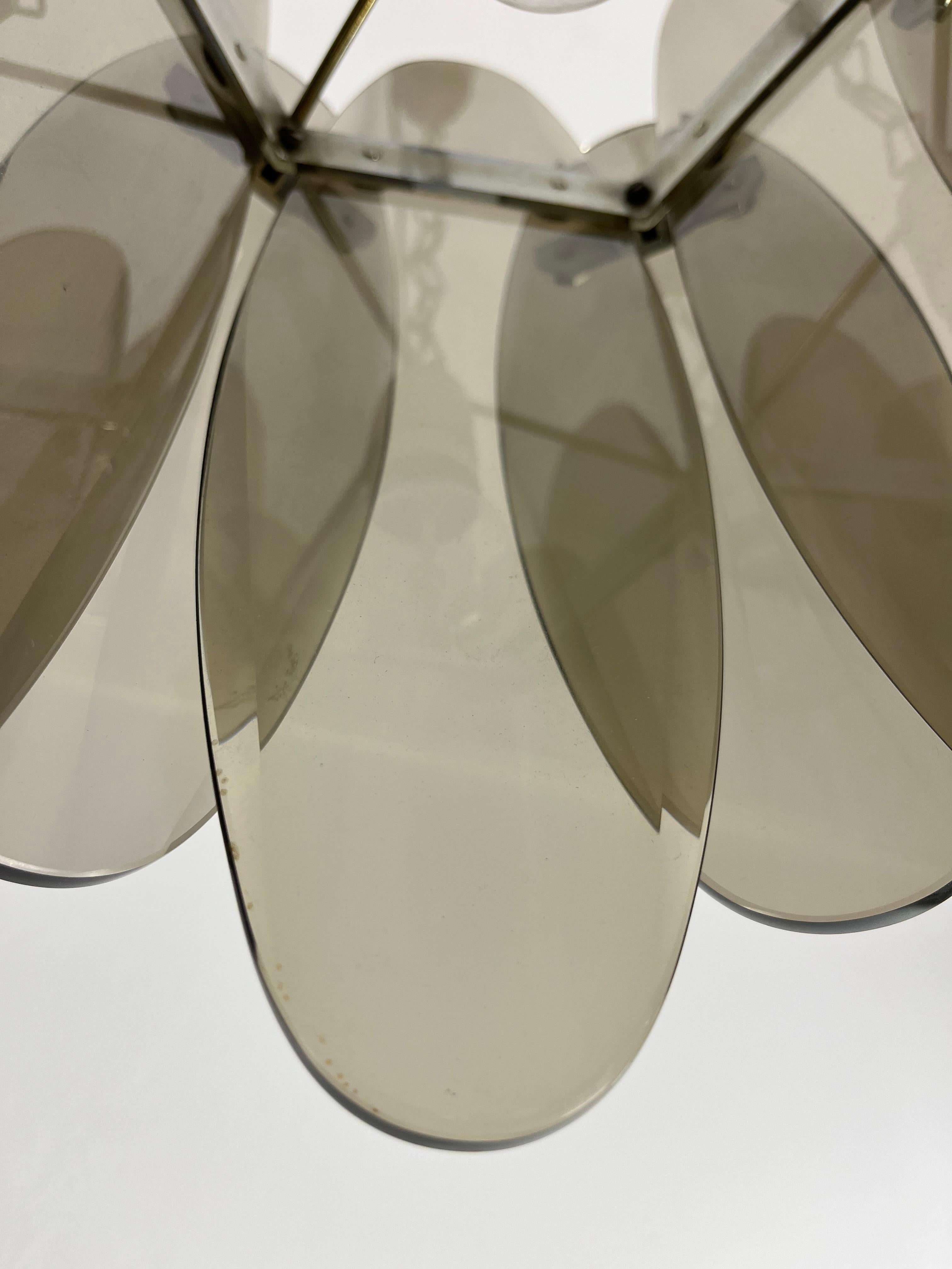 Lampadario in vetro fumé di metà secolo con 12 petali nello stile di Max Ingrand in vendita 2