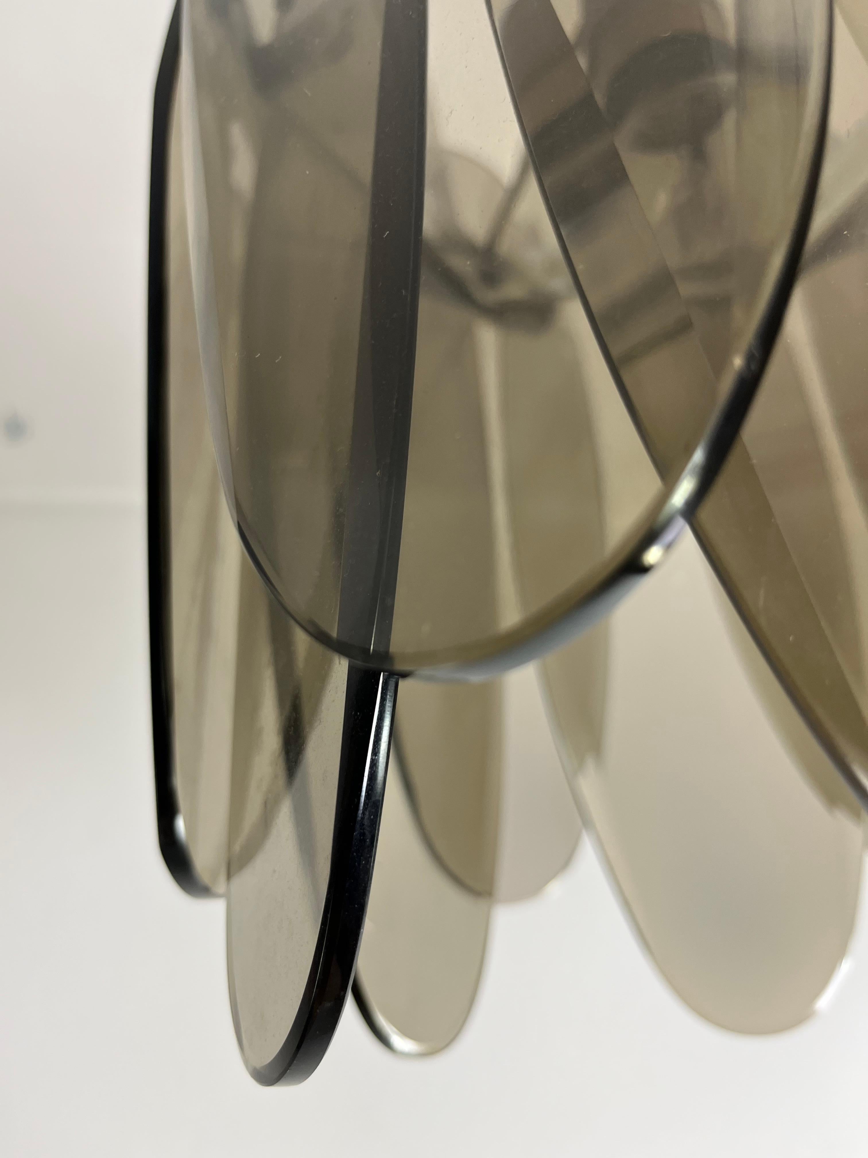 Lampadario in vetro fumé di metà secolo con 12 petali nello stile di Max Ingrand in vendita 3