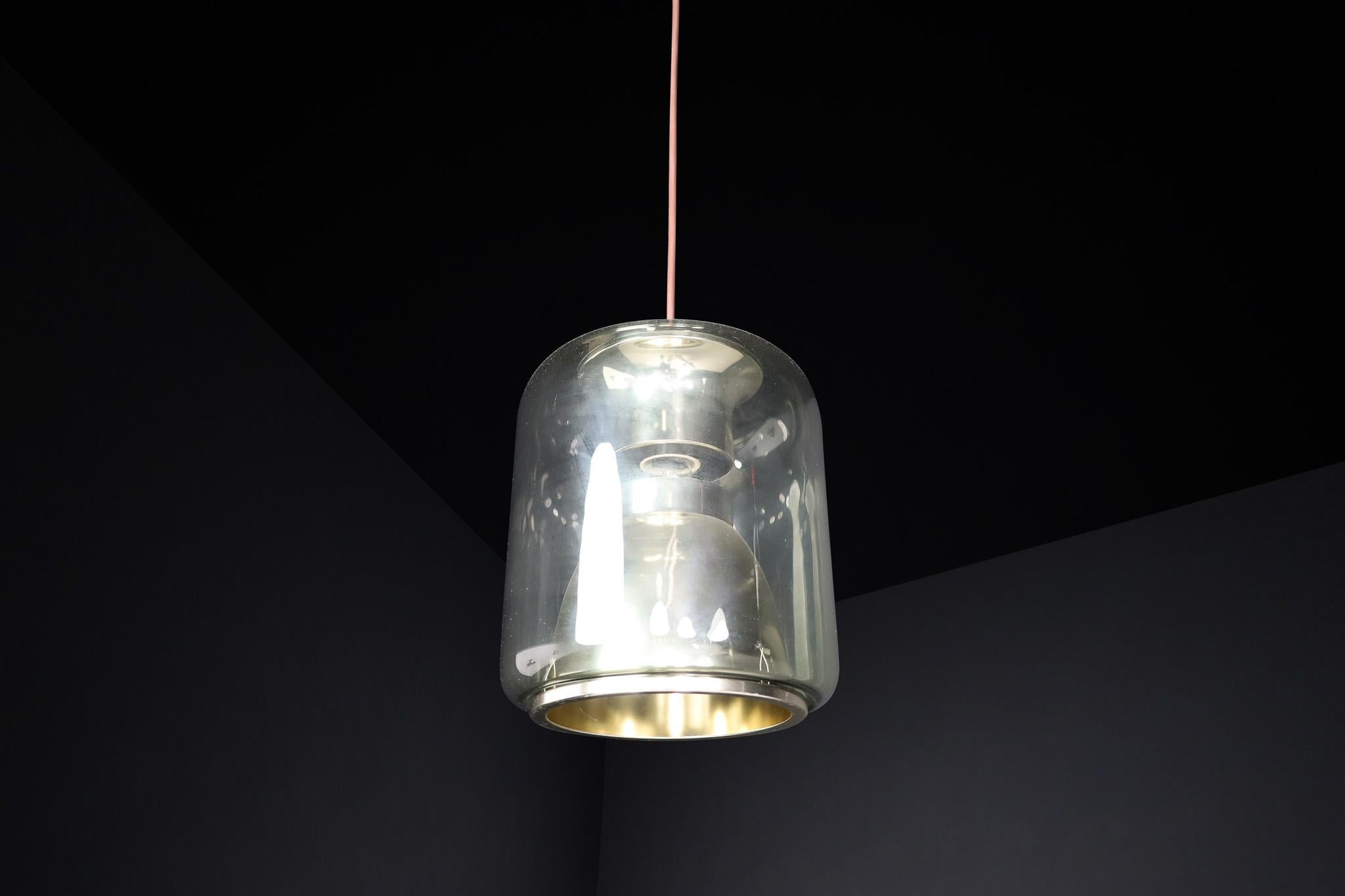 Mid-Century Rauchglas-Hängeleuchte von ERCO, Deutschland 1970er

Diese moderne Hängeleuchte aus der Mitte des Jahrhunderts wurde in den 1970er Jahren von ERCO in Deutschland entworfen. Die minimalistische Hängeleuchte verfügt über einen