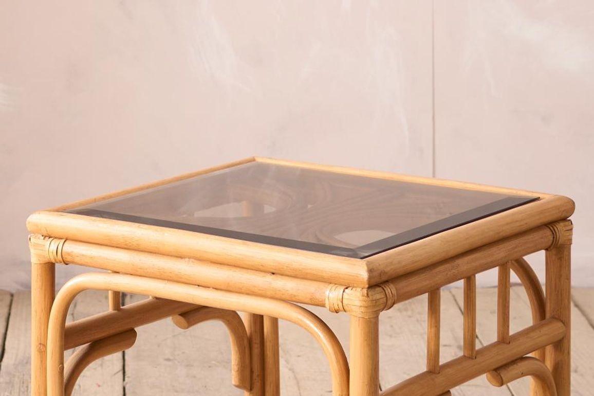 20ième siècle Table d'appoint en bambou mi-siècle à plateau en verre fumé en vente