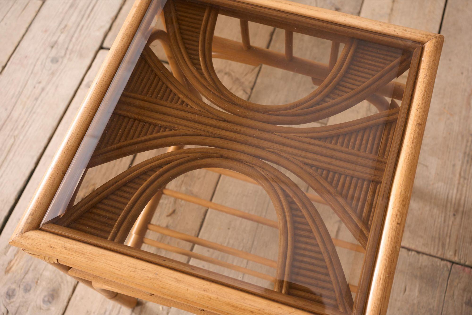 Table d'appoint en bambou mi-siècle à plateau en verre fumé en vente 1