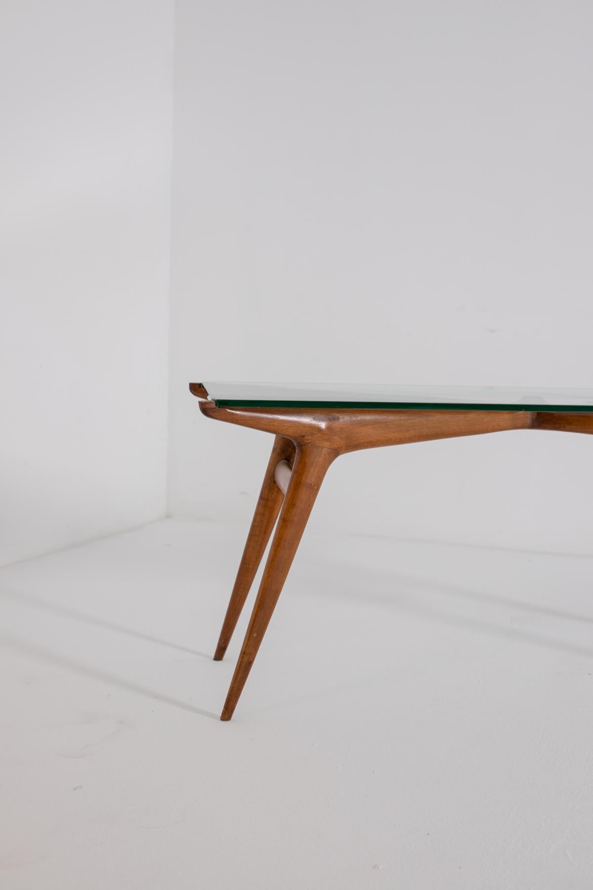 Wonderful smoking table from the 1950s designed by the great architect and designer Carlo de Carli.
The feature of this beautiful smoking table is that the base of the table was made of finely crafted wooden ashlar, and that distinguishes the