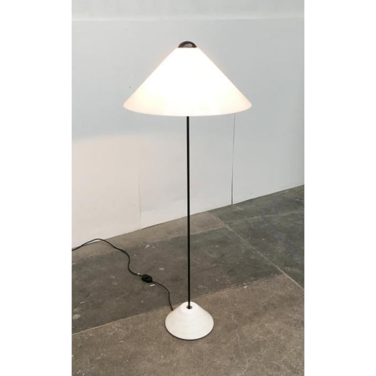 Se trata de una lámpara de pie muy rara del fabricante italiano oluce según un diseño de vico magistretti de principios de los años 70. Una característica llamativa de esta lámpara es su colorido, con un fuerte contraste en blanco y negro. Una