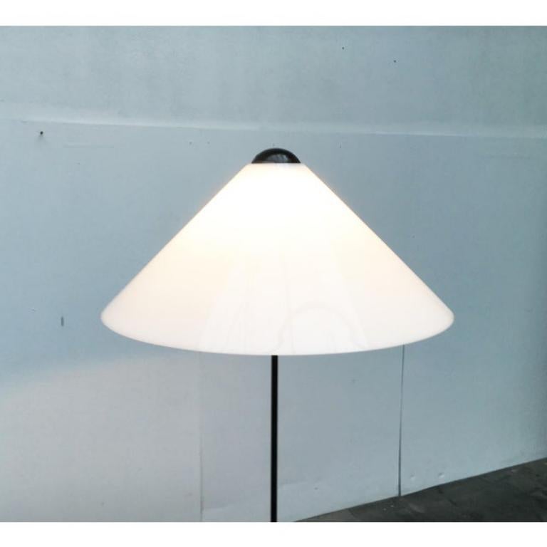 Lámpara de pie Snow de mediados de siglo de Vico Magistretti para Oluce, años 70 Moderno de mediados de siglo en venta