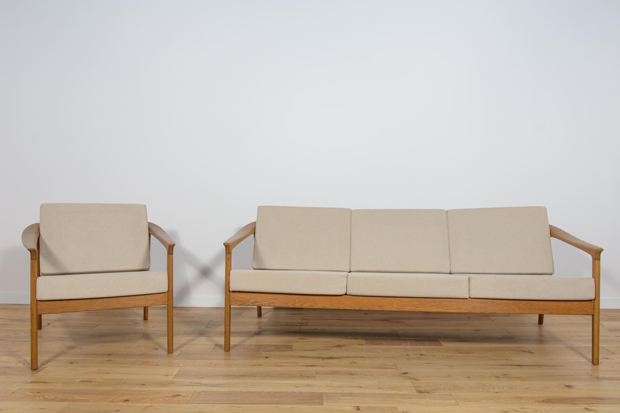 Monterey /5-161 Canapé et fauteuil conçus par Folke/One, produits par le fabricant suédois Bodafors en 1961. Sofa and Armchair a des accoudoirs profilés, représentant un haut niveau d'artisanat, caractéristique du design scandinave. La structure du