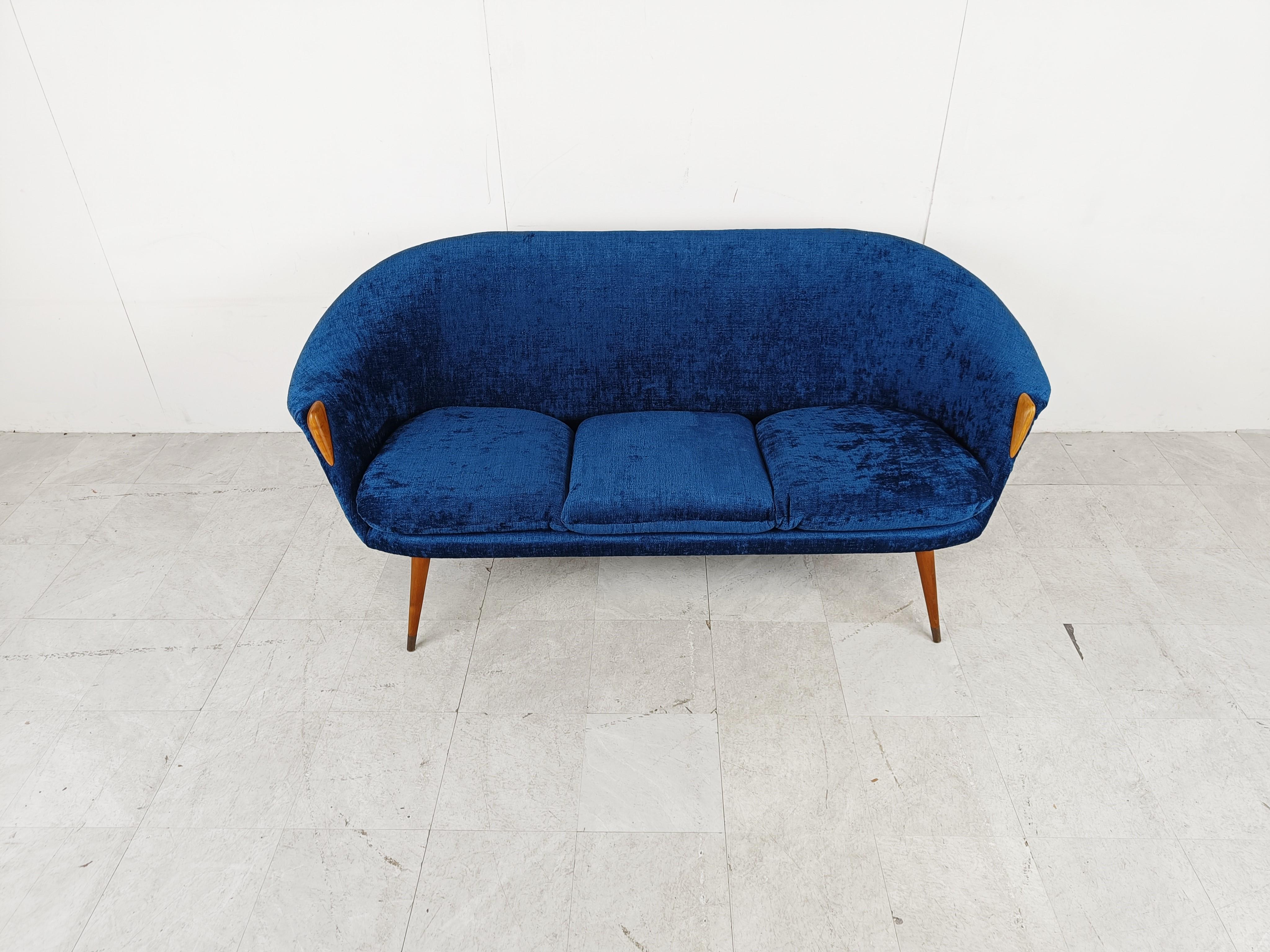 Schönes Sofa aus der Mitte des Jahrhunderts, das Nanna Ditzel zugeschrieben wird. 

Auffälliges Design mit fein gearbeiteten Holzbeinen.

Das Sofa wurde mit blauem Stoff neu bezogen.

1950er Jahre - Dänemark

Perfekter Zustand

Abmessungen
Höhe: