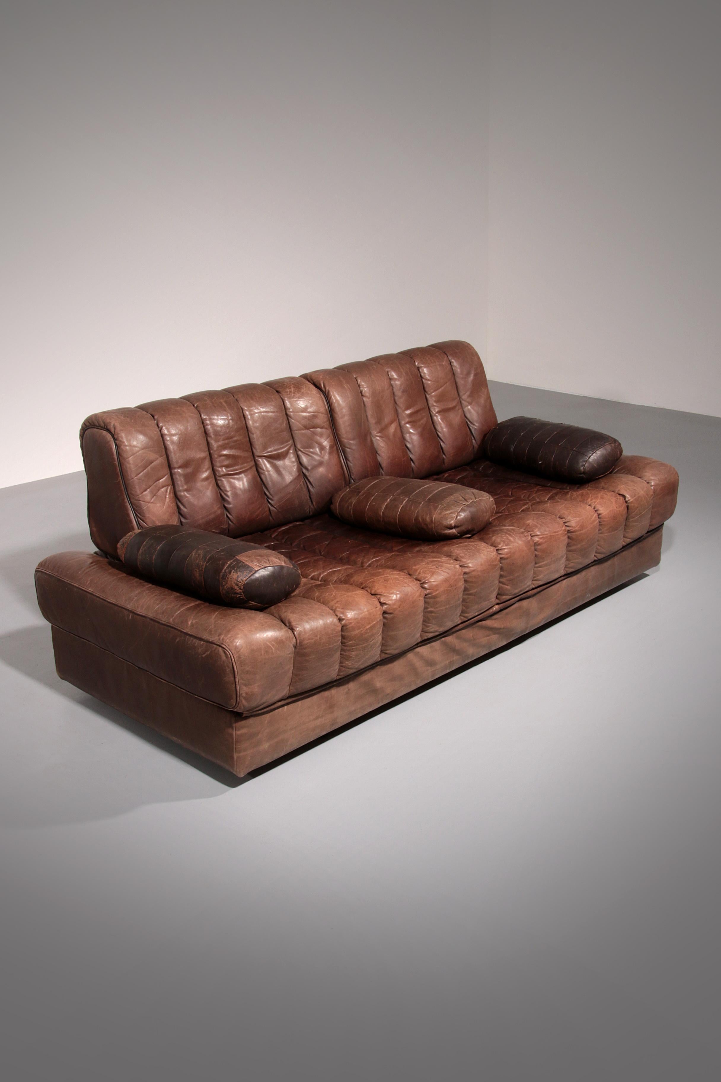

Mid century brown leather sofa bed for De sede Switzerland 1960s

This sofa bed was published in the 1960s by the famous Swiss publisher De Sede.

De Sede is a Swiss brand of high-quality furniture founded in 1965 by the brothers Helmut, Urs and