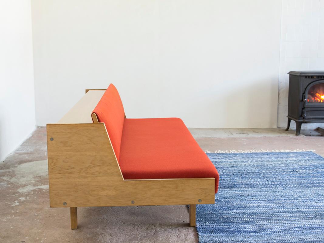 Mid-Century Sofa Bed GE-258 in Oak and Red Fabric by Hans Wegner for GETAMA (Moderne der Mitte des Jahrhunderts)