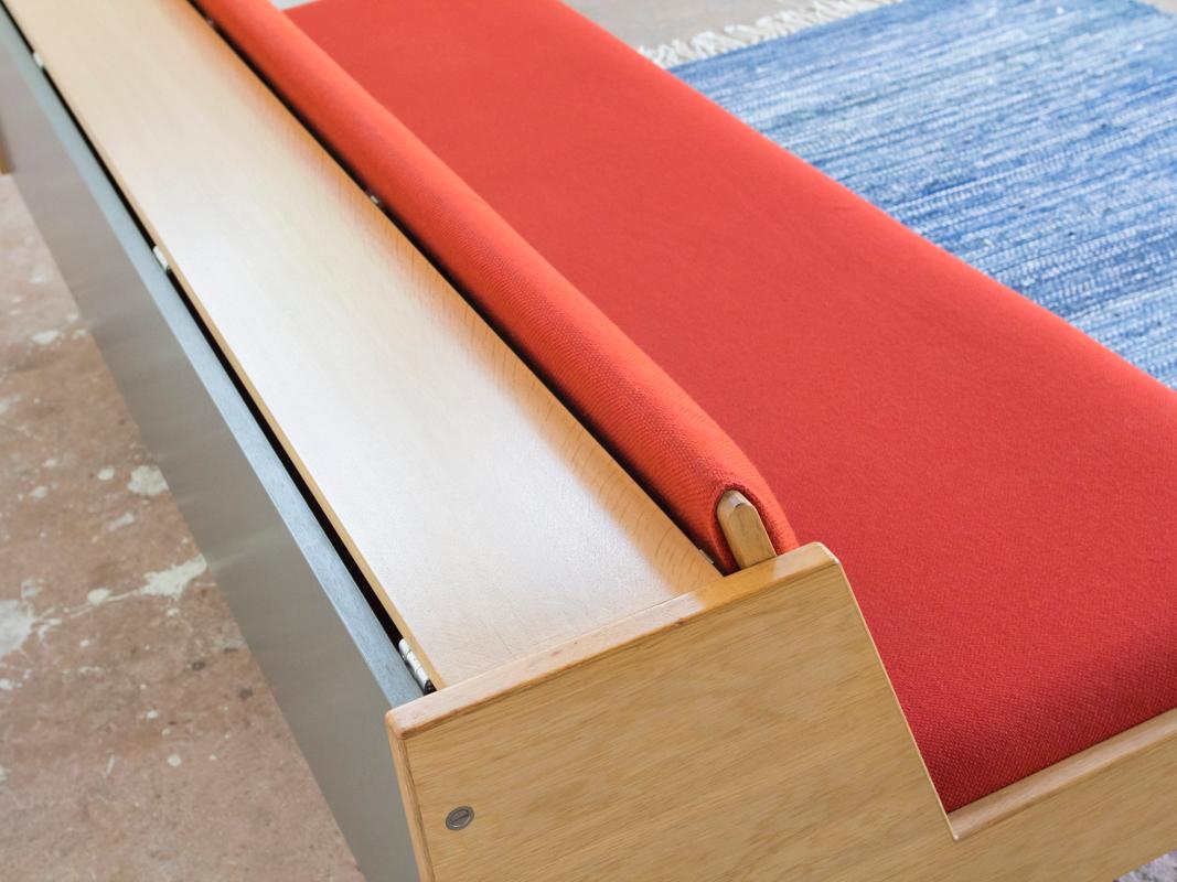 Mid-Century Sofa Bed GE-258 in Oak and Red Fabric by Hans Wegner for GETAMA (Gewebt)