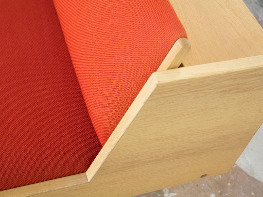 Mid-Century Sofa Bed GE-258 in Oak and Red Fabric by Hans Wegner for GETAMA (20. Jahrhundert)