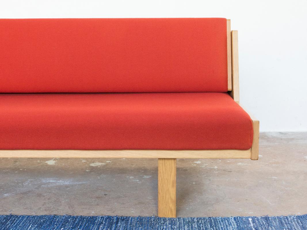 20th Century Mid-Century Sofa Bed GE-258 in Oak and Red Fabric by Hans Wegner for GETAMA