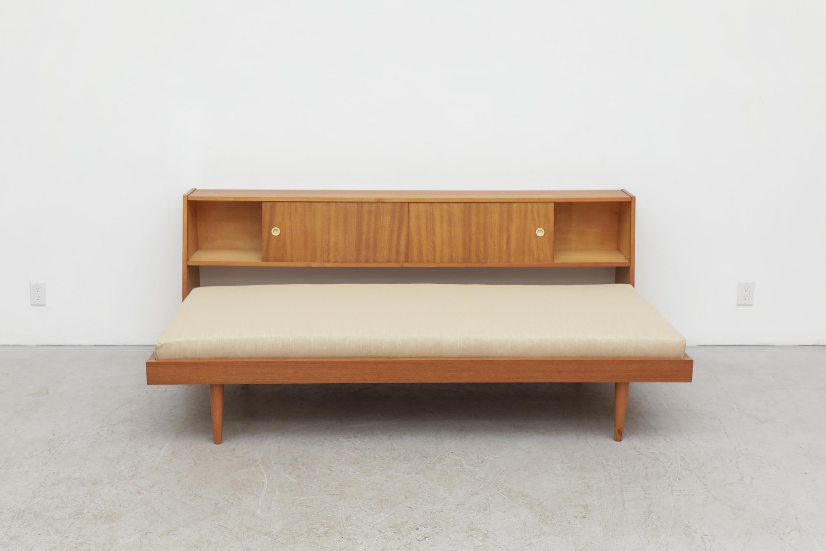 Mid-Century-Sofabett aus Teakholz mit abnehmbarem Kopfteil und Schiebetüren im Zustand „Gut“ im Angebot in Los Angeles, CA