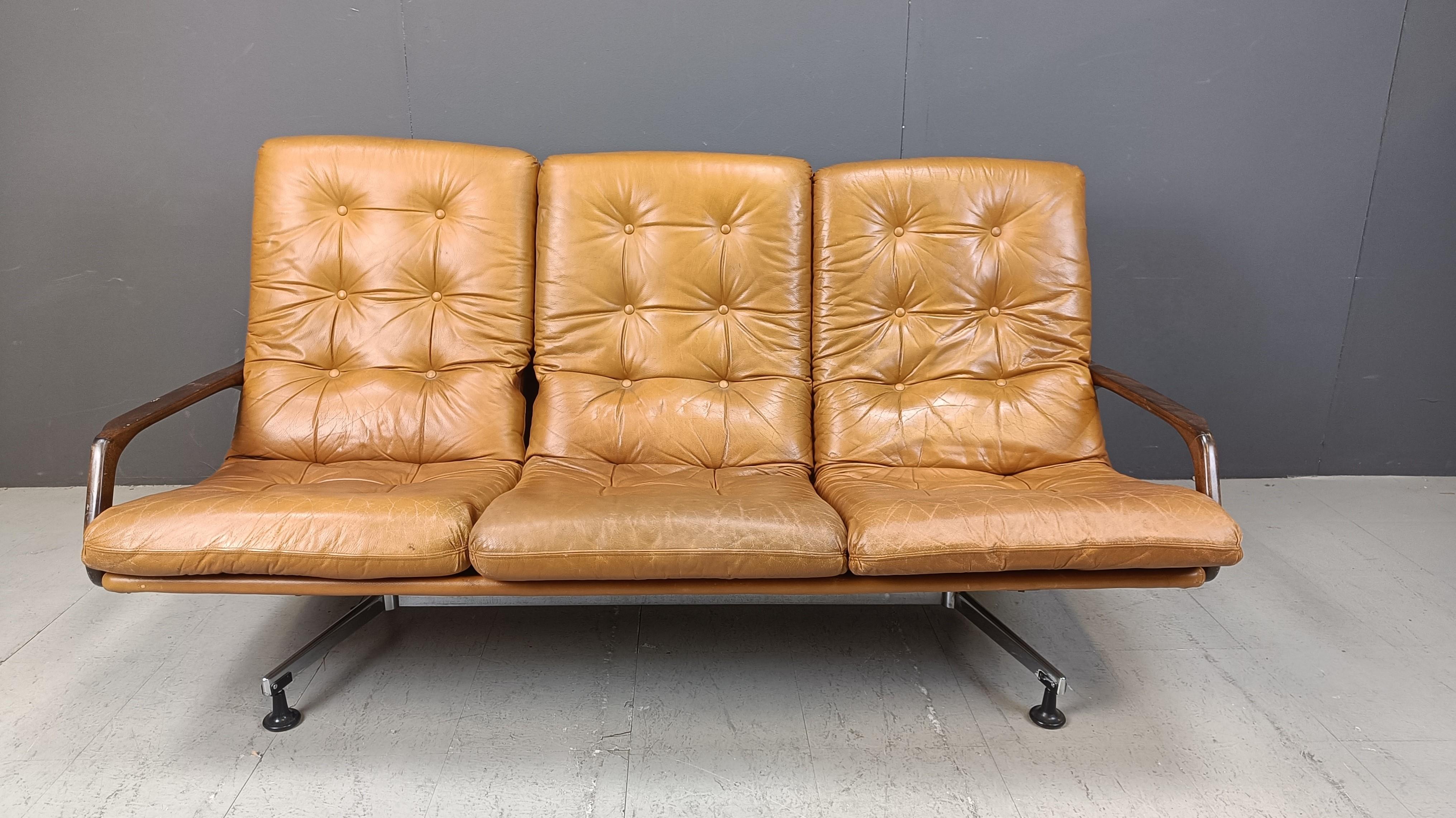 Mid century camel leather 3 seater sofa by Eugen Schmidt for Soloform.

Beutiful mid century german design feauturing a chromed metal base, wooden armrests and beautiful camel leather upholstery.

Good condition, very comfy.

1960s -