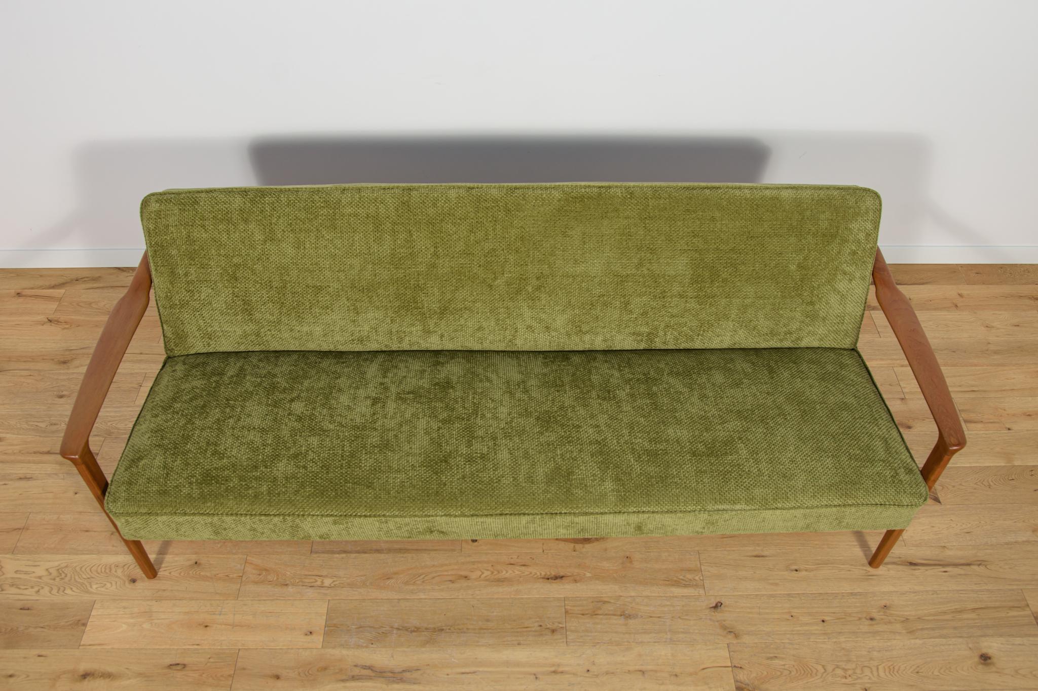 Un divano pieghevole con funzione di letto progettato da Ib Kofod-Larsen e prodotto dalla fabbrica danese Selig,  negli anni '60. Una struttura in teak con braccioli splendidamente profilati, caratterizzata da un'alta artigianalità tipica del design