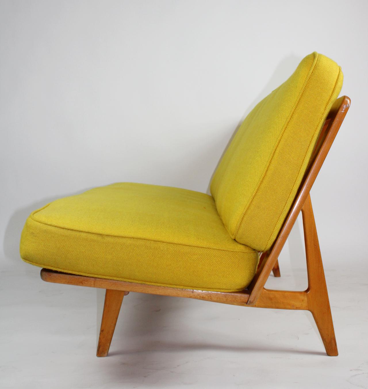 Mid Century slipper sofa by Peter Hvidt & Orla Mølgaard-Nielsen for France & Daverkosen of Denmark.
Companion piece to the FD 172 slipper chairs, this sofa is a rare find.
Versatile modular design. Ideal placement in central area of a room.
Original