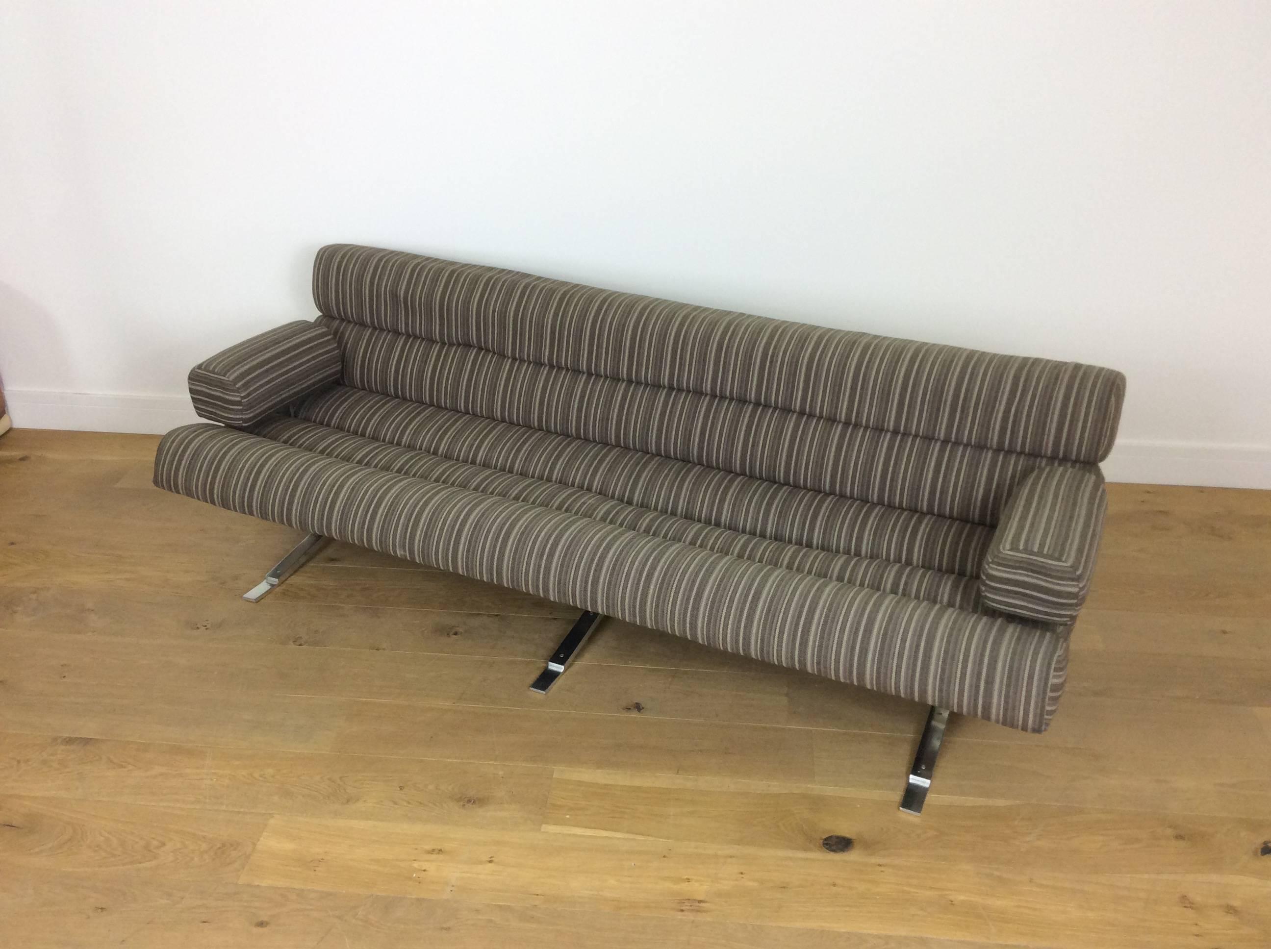 A rare Mid-Century Modern design sofa by William Plunkett, this early model with the arm rests is extremely rare.
Original tweed upholstery, polished aluminium frame.
Measures: 65 cm H, 188 cm W, 70 cm D, Seat H 41 cm, Seat D 51 cm
British, circa