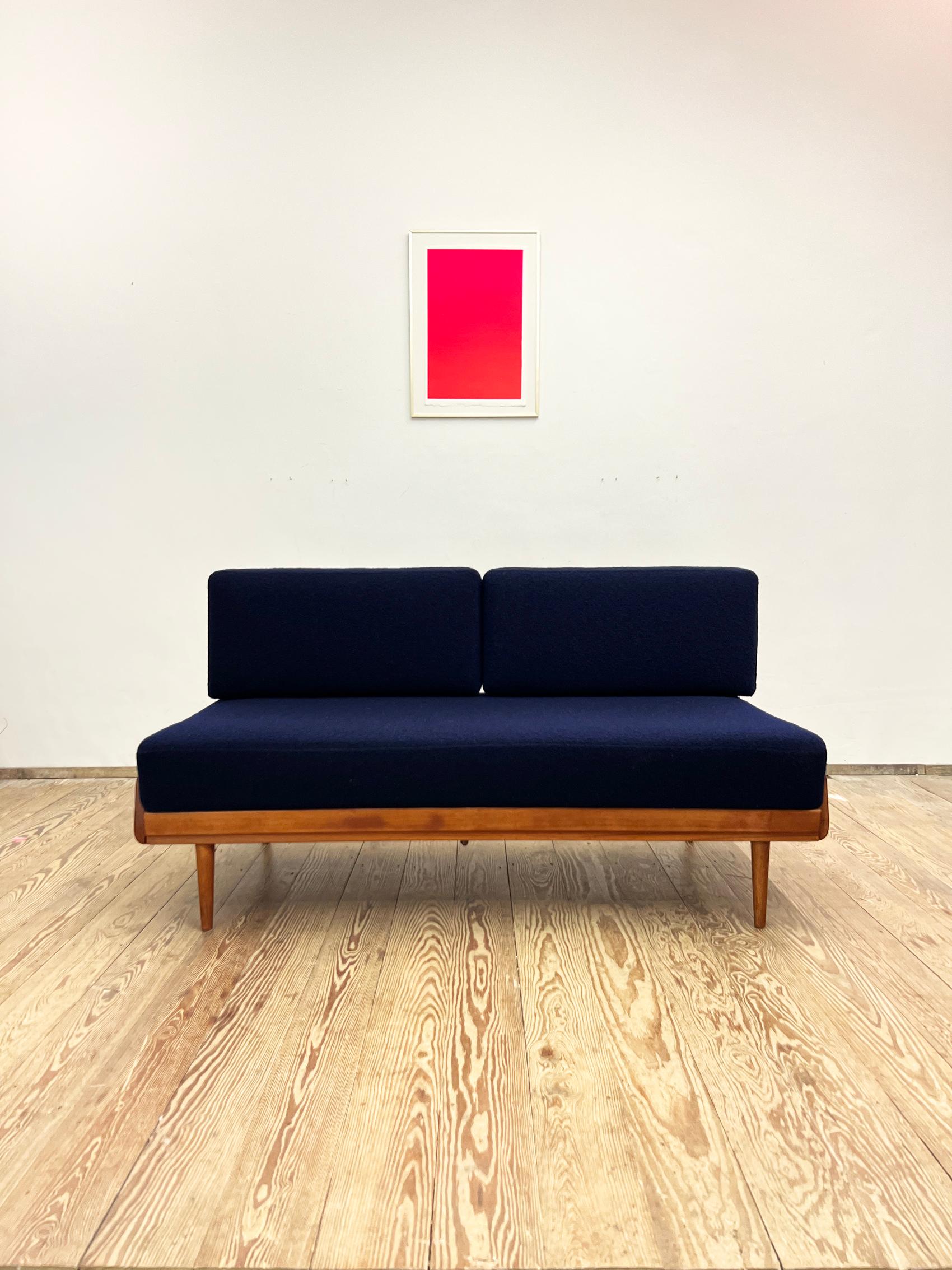 Dimensions 165-205 x 80 x 44 / 78 cm (Width x Depth x Seat Height /Height)

This shapely and comfortable sofa is part of the Antimott series and was designed and manufactured by Walter Knoll in the 1950s in Germany. The Mid-Century daybed comes with