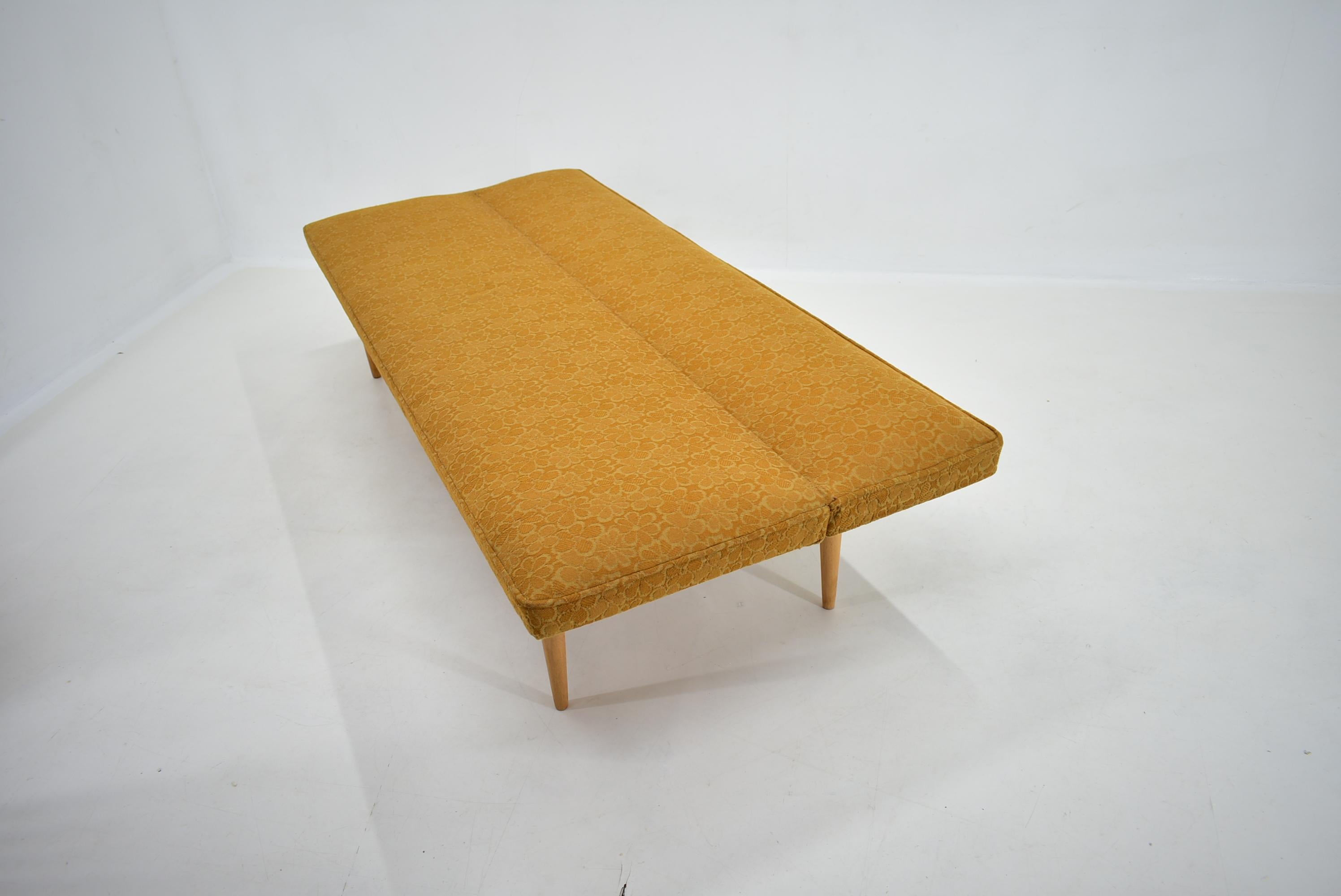 Mid-Century Sofa / Daybed Designed by Miroslav Navratil, 1960s In Good Condition In Praha, CZ