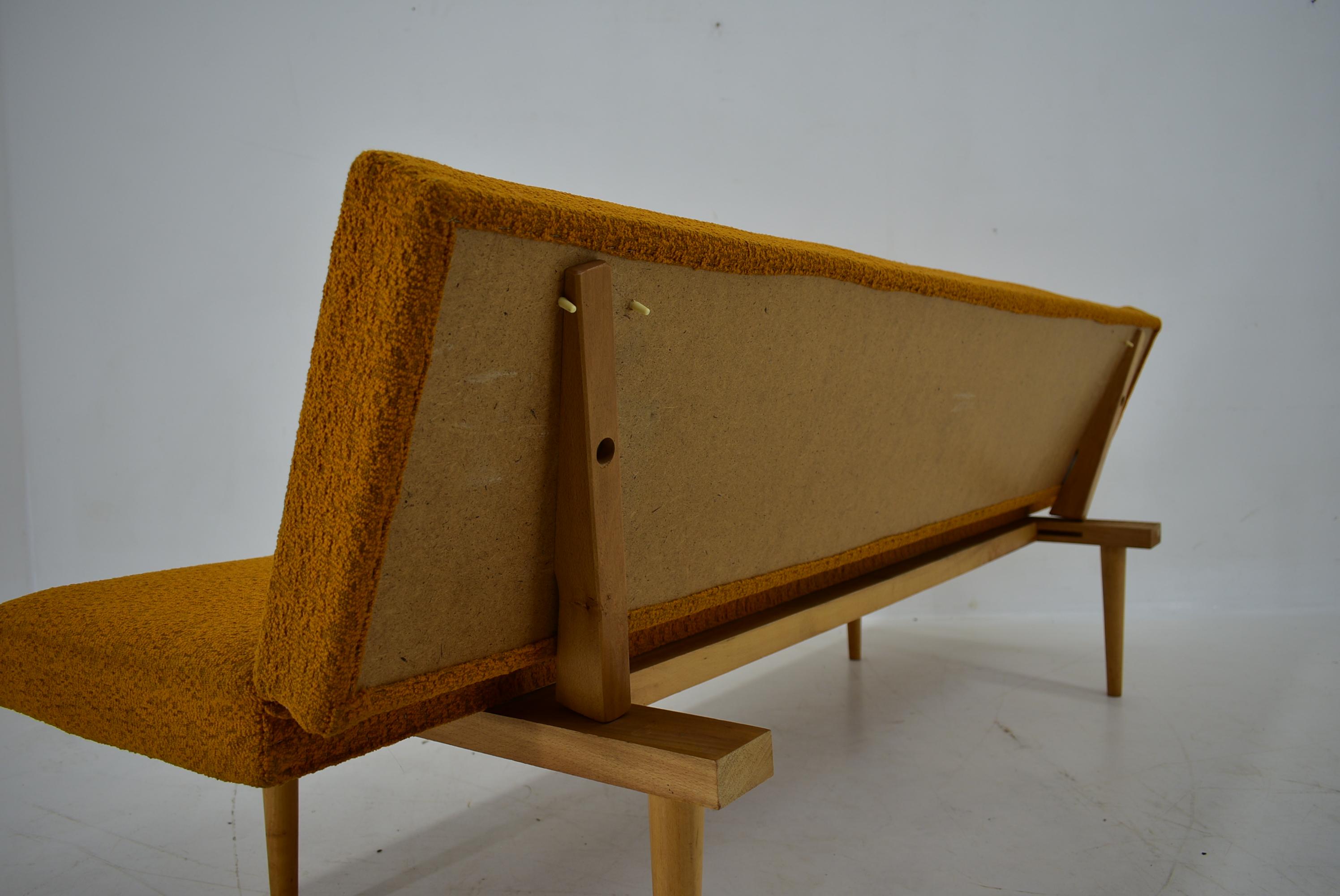Midcentury Sofa / Daybed Designed by Miroslav Navratil, 1960s For Sale 1