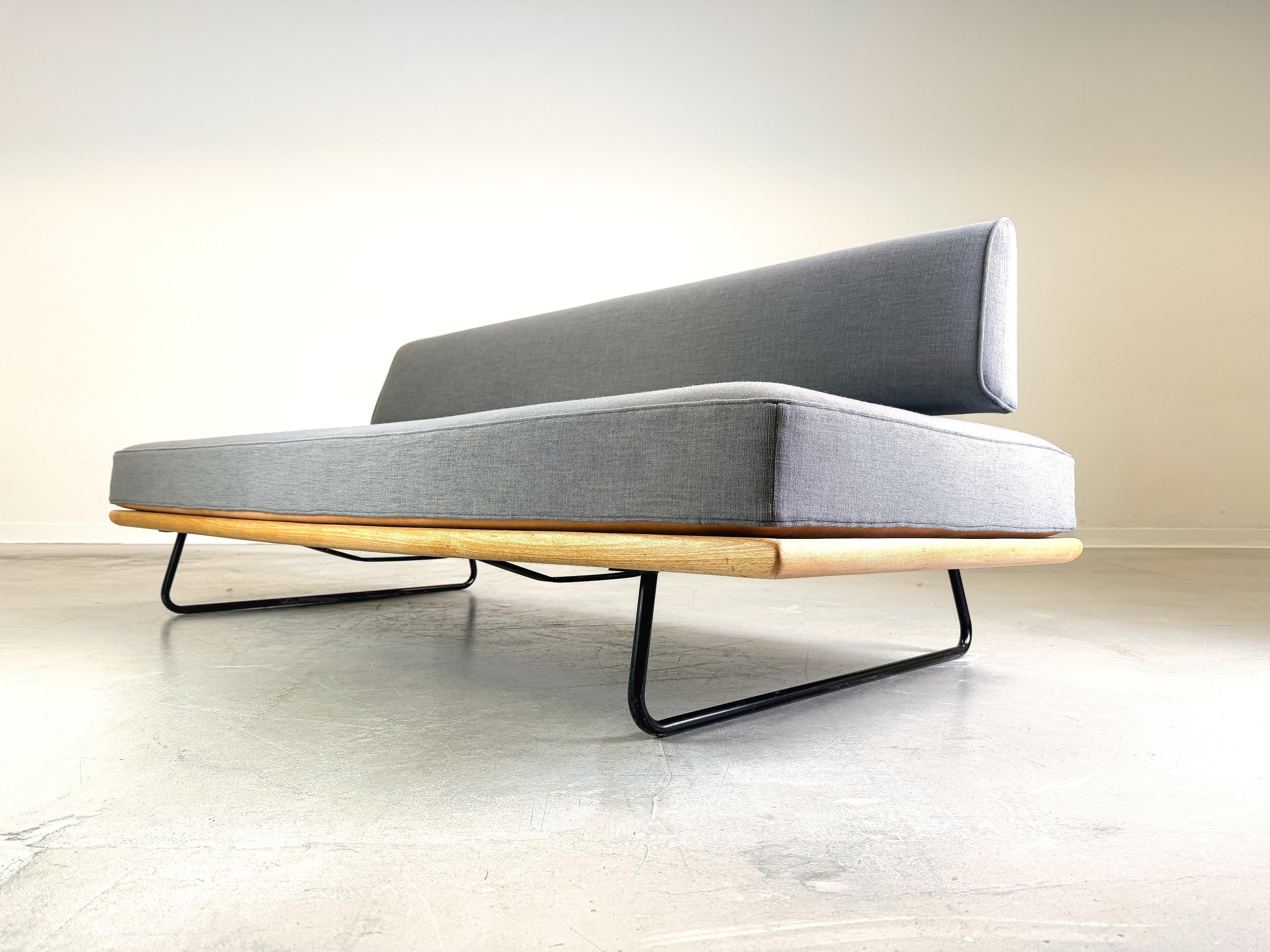 Mettiamo in vendita un bellissimo e raro daybed di Walter Knoll. Il design è opera del designer tedesco Rolf Grunow e combina un divano per l'uso quotidiano e un classico letto da giorno, ideale per i soggiorni moderni.

Condit: Buone condizioni
