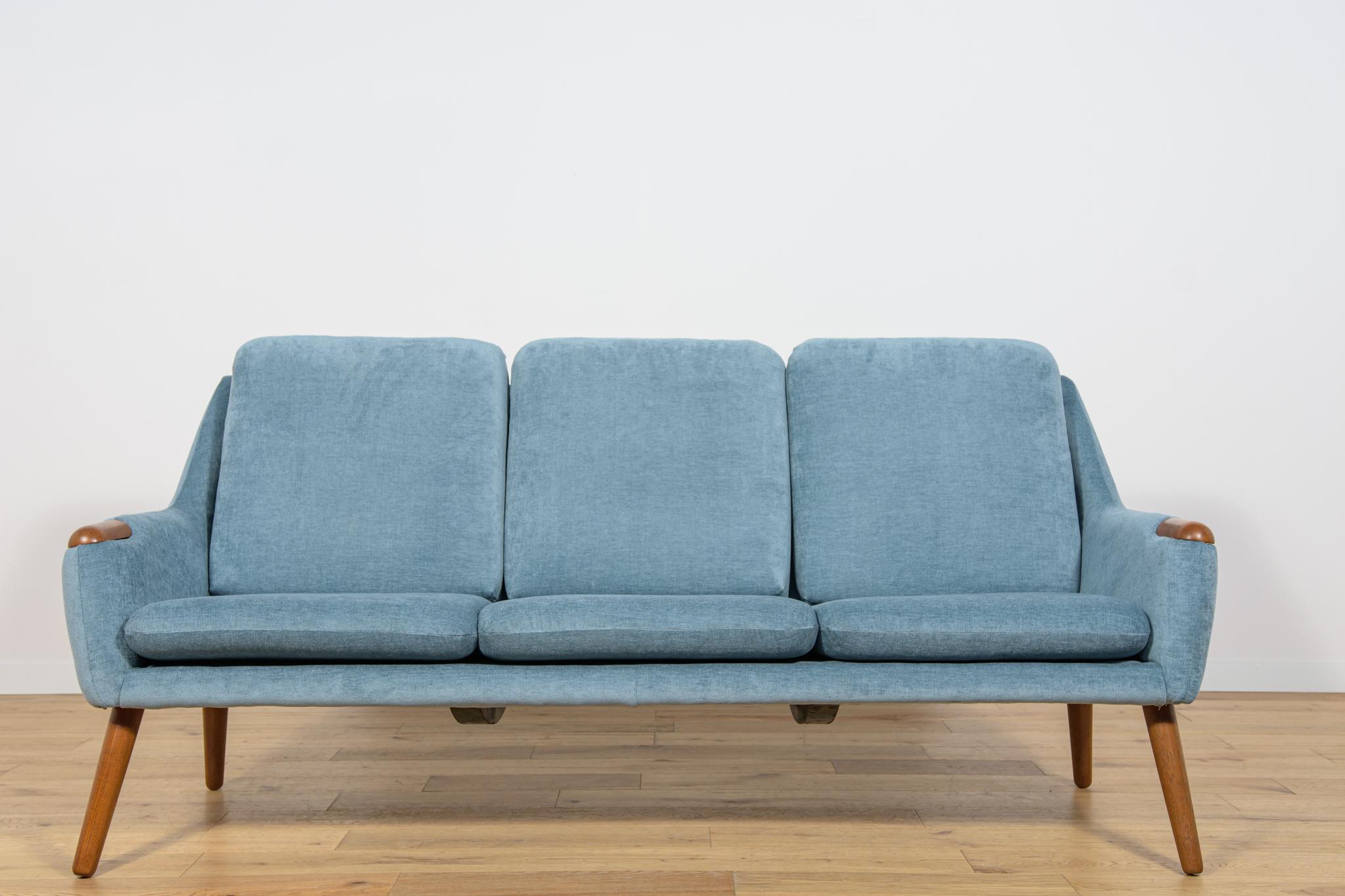 Dreisitziges Sofa, hergestellt in Dänemark in den 1960er Jahren. Das Sofa hat Armlehnen aus Eiche. Das Sofa wurde einer gründlichen Renovierung unterzogen. Die Eichenelemente wurden gereinigt und mit eichenfarbenem Wachs behandelt. Die