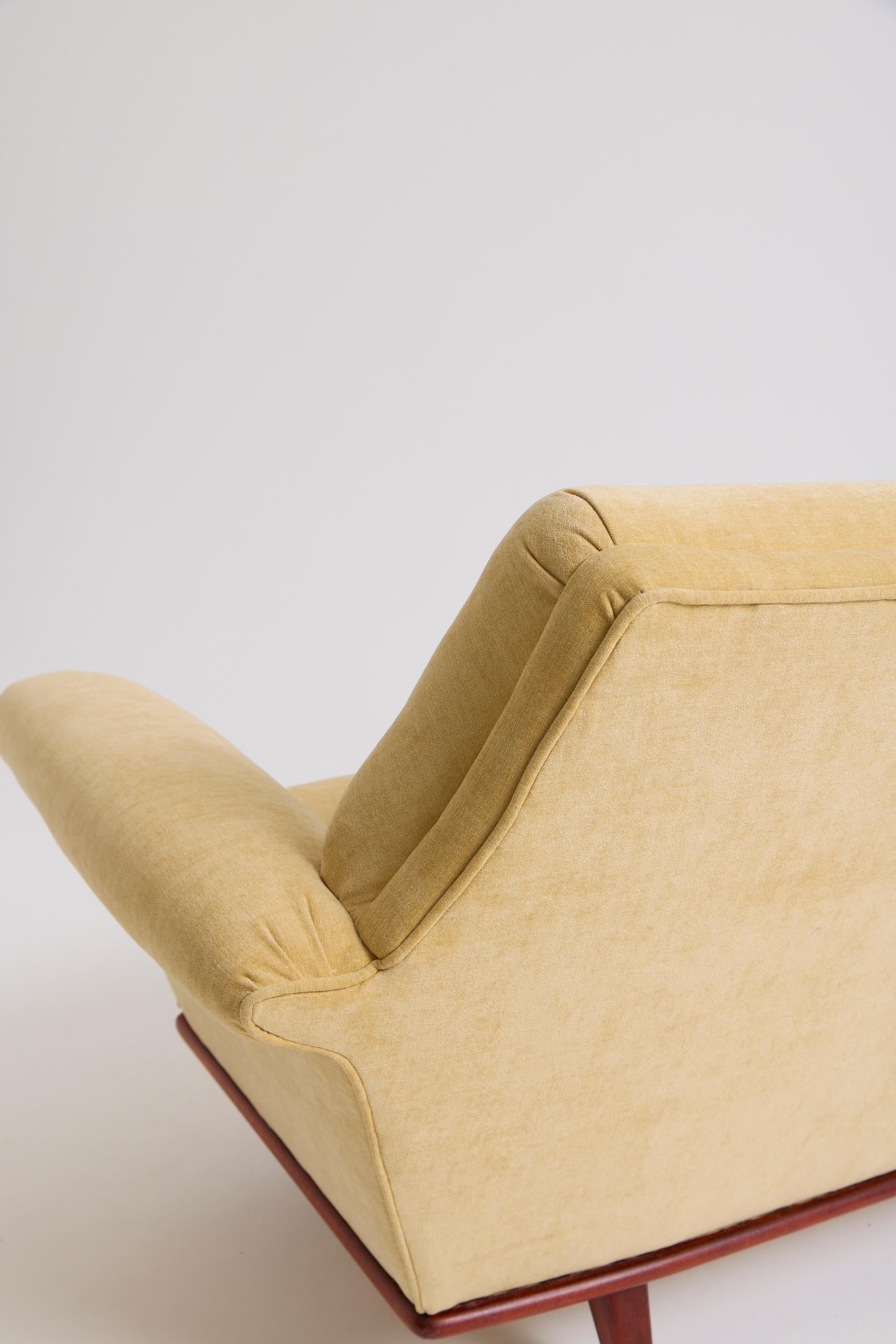 Mid-Century Sofa For Sale 5