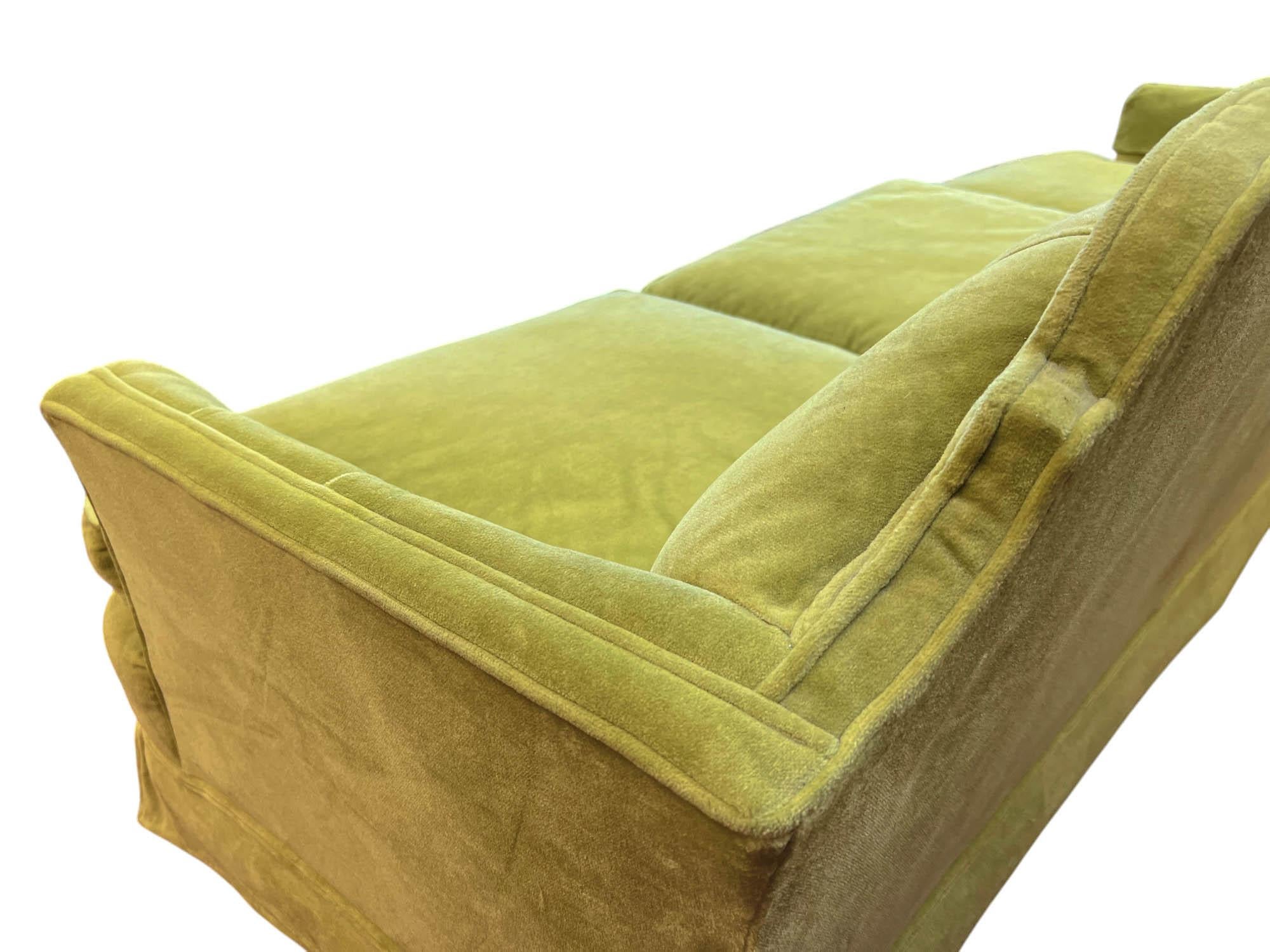 Mid-Century Sofa aus Chartreuse-Samt im Angebot 5