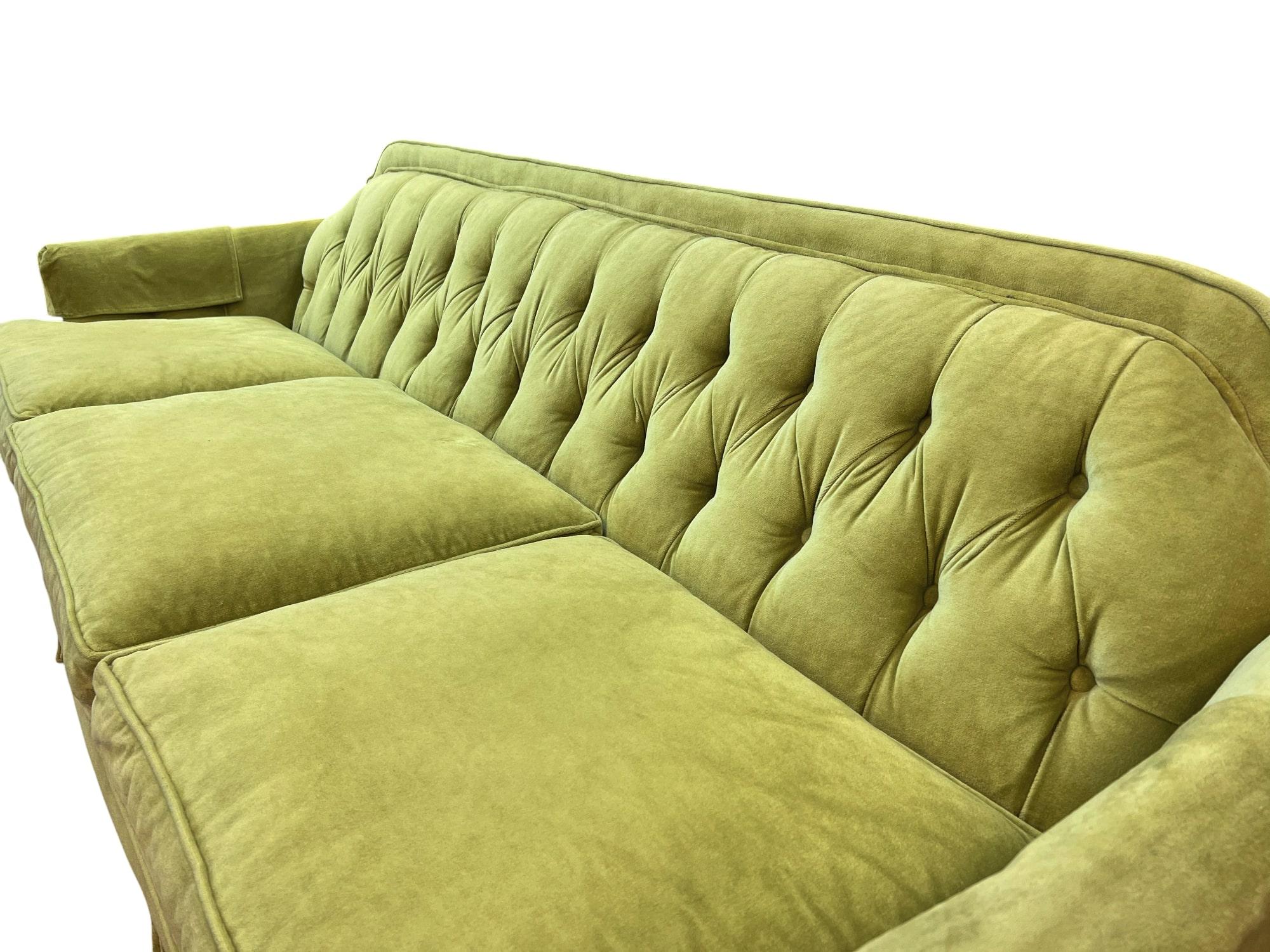 Mid-Century Sofa aus Chartreuse-Samt (Moderne der Mitte des Jahrhunderts) im Angebot