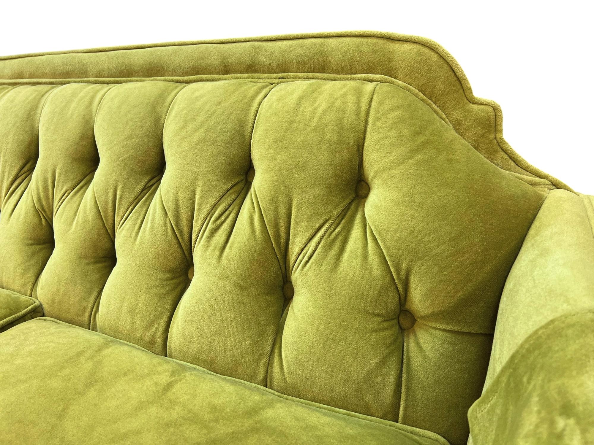 Mid-Century Sofa aus Chartreuse-Samt im Zustand „Gut“ im Angebot in North Palm Beach, FL