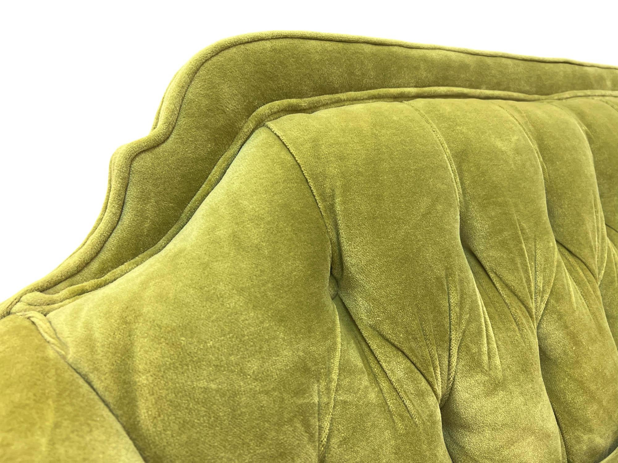 Mid-Century Sofa aus Chartreuse-Samt im Angebot 1