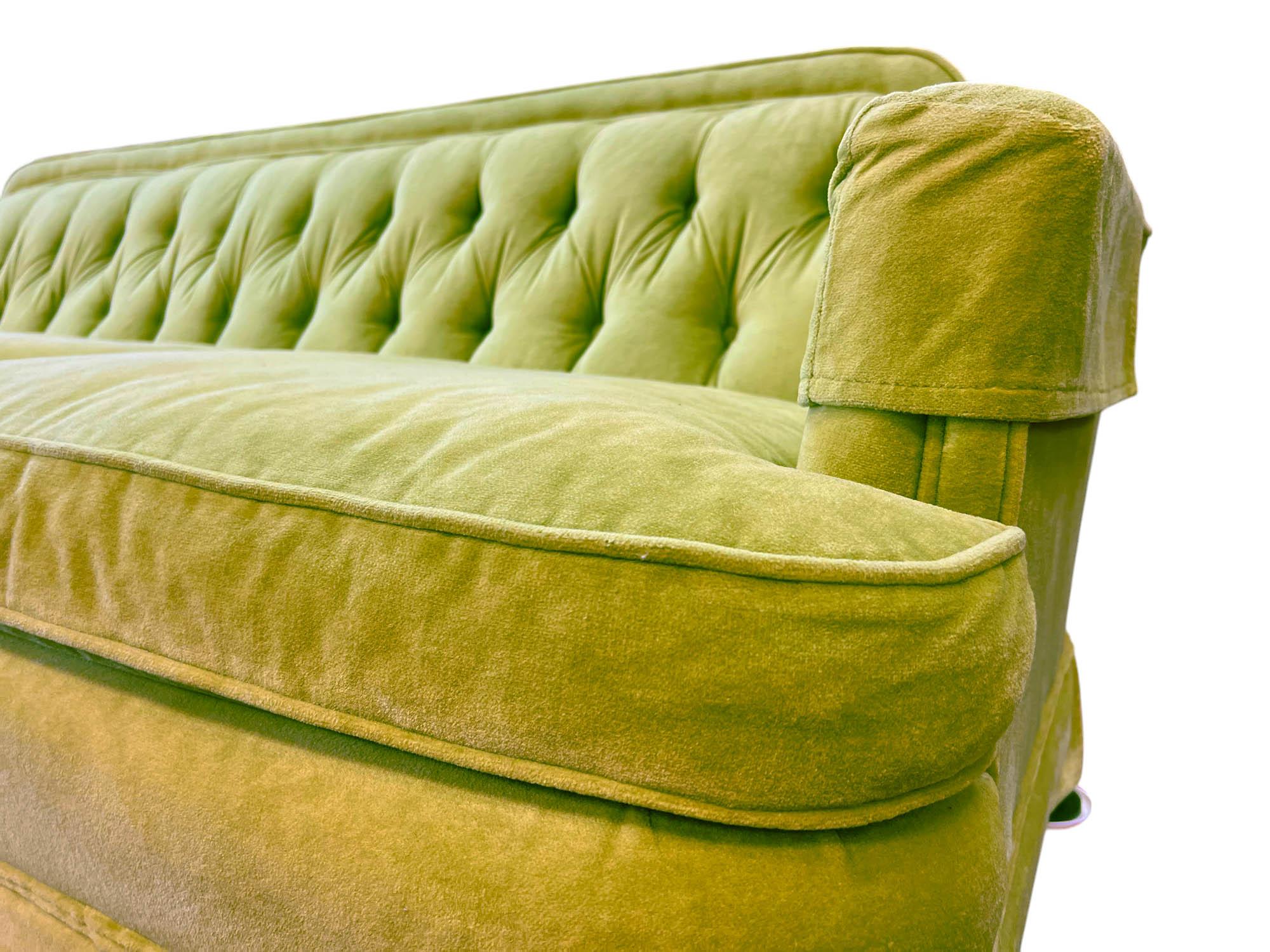 Mid-Century Sofa aus Chartreuse-Samt im Angebot 2