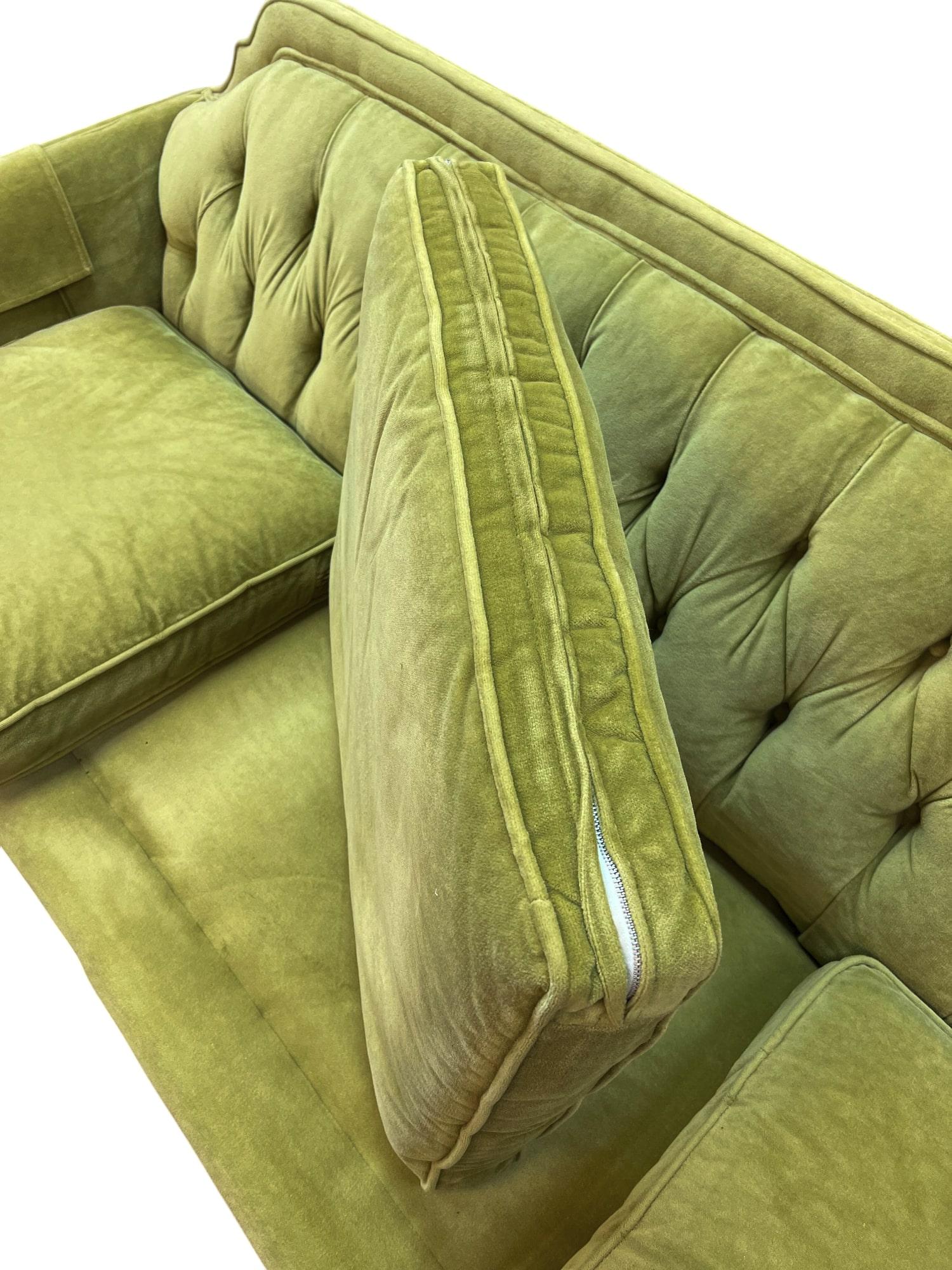 Mid-Century Sofa aus Chartreuse-Samt im Angebot 3