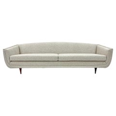 Mid-Century-Sofa aus hafermehlfarbenem belgischem Bouclé, William Hinn zugeschrieben