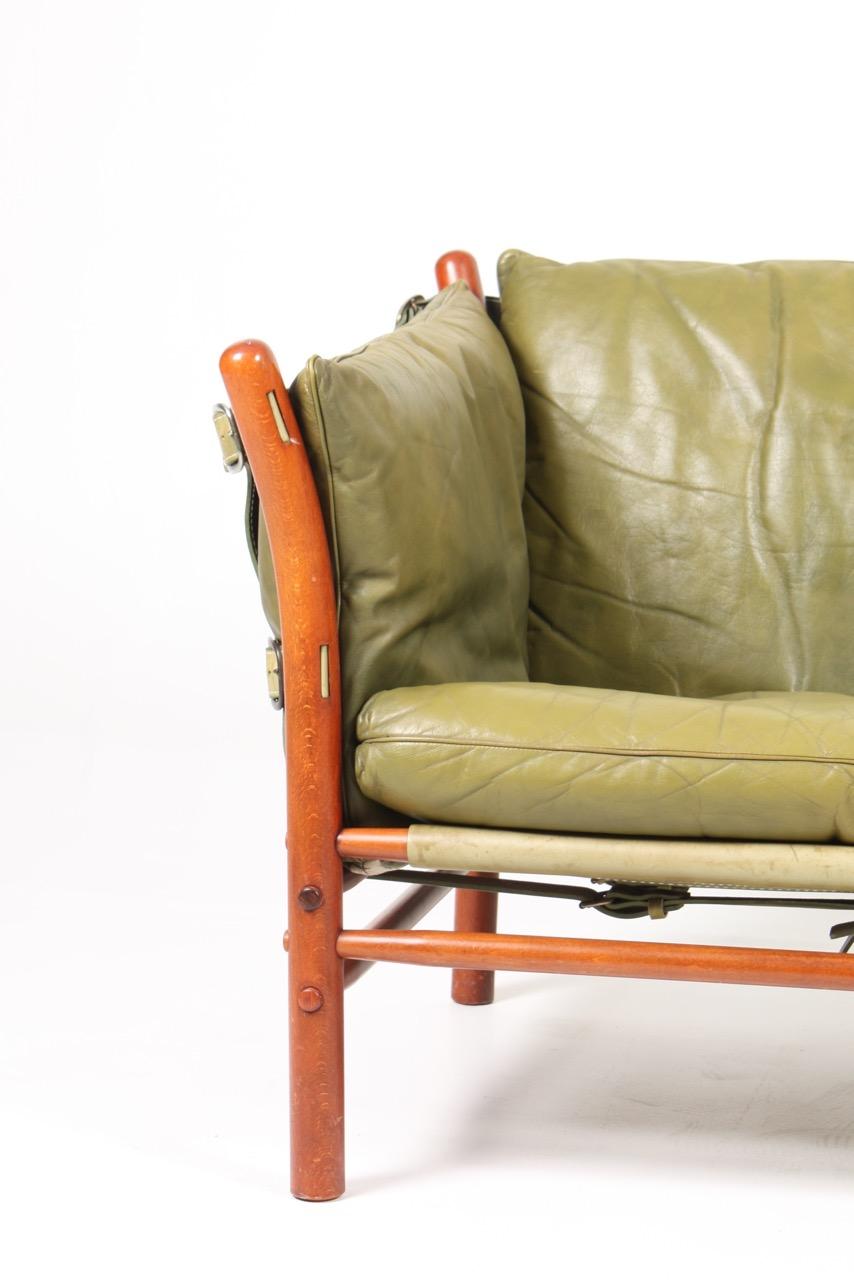 Zweisitziges Sofa aus schönem patiniertem Leder, Holzrahmen und Messingbeschlägen. Modell Ilona, entworfen vom schwedischen Architekten Arne Norell für Norell Möbel AB in den 1960er Jahren. 

 