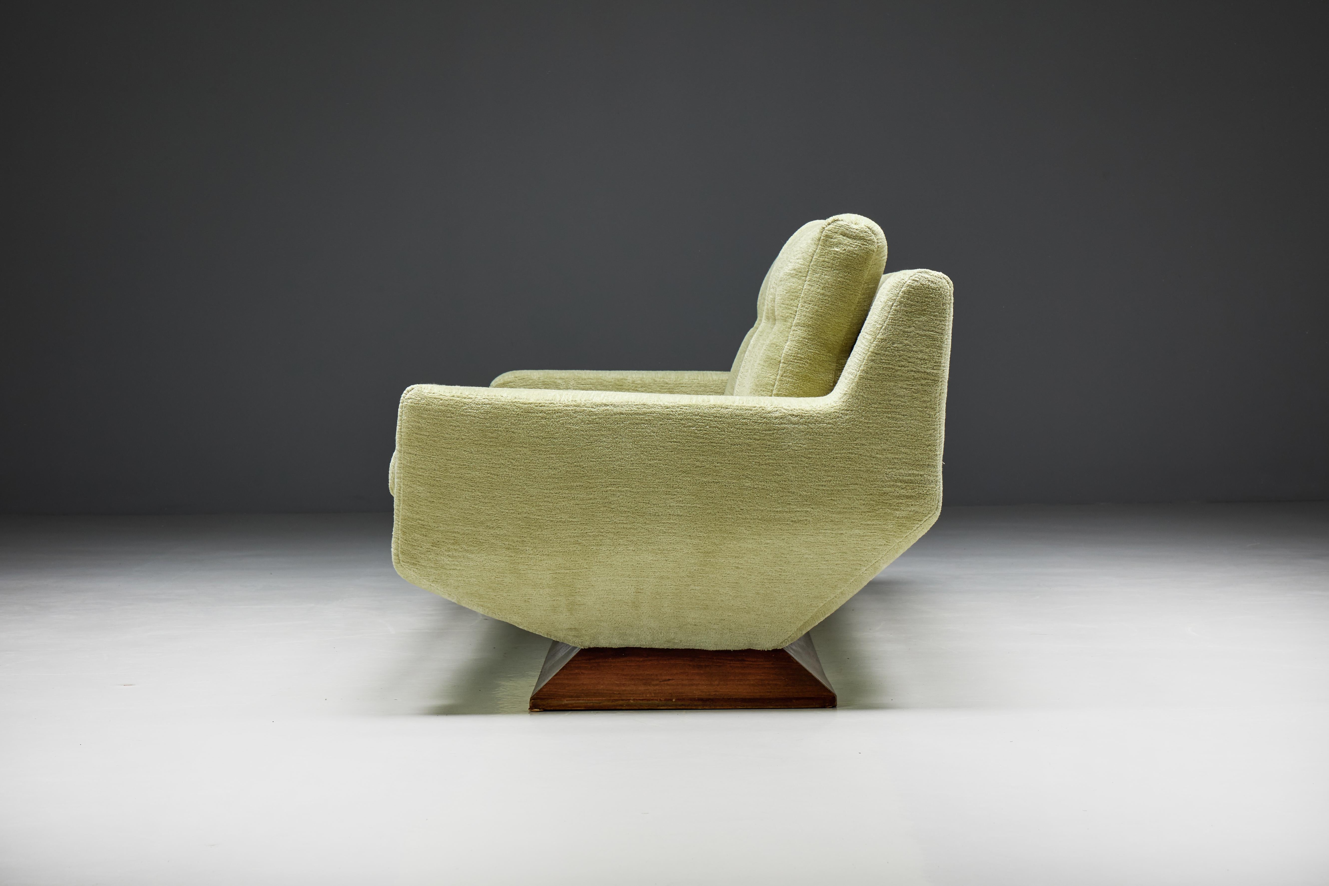 Sofa aus der Jahrhundertmitte mit Pierre Frey Chenille, Italien, 1960er Jahre (Moderne der Mitte des Jahrhunderts) im Angebot