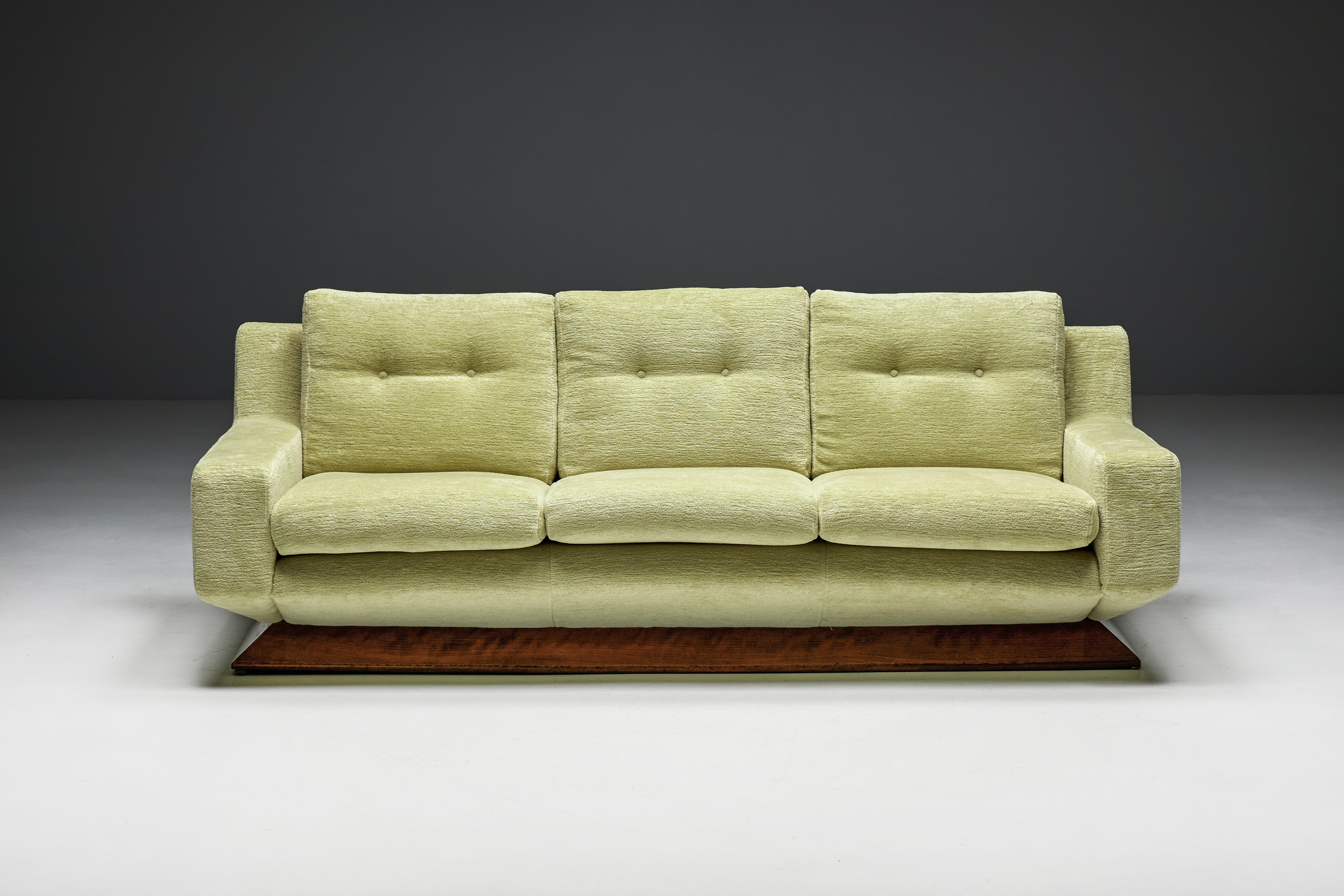 Exquisites Sofa, umhüllt von einem raffinierten Chenille-Stoff von Pierre Frey in dem faszinierenden Farbton Titteul, der früher dem berühmten Marc Lagrange gehörte. Dieses italienische Sofa mit seinen markanten, kantigen Formen und faszinierenden