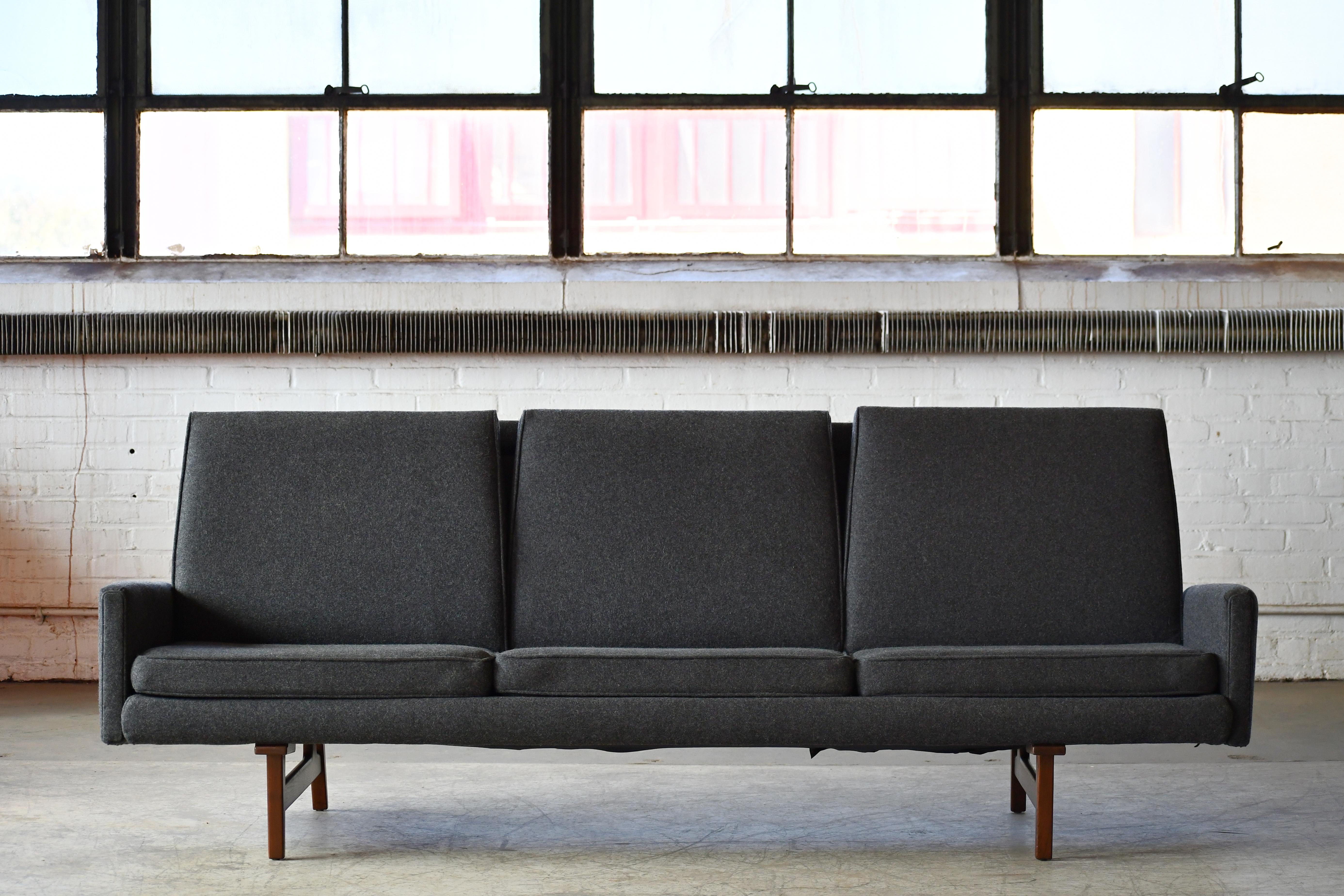 Mid-Century Sofa in Walnut by Jens Risom Newly Reupholstered in Charcoal Wool In Excellent Condition For Sale In Bridgeport, CT