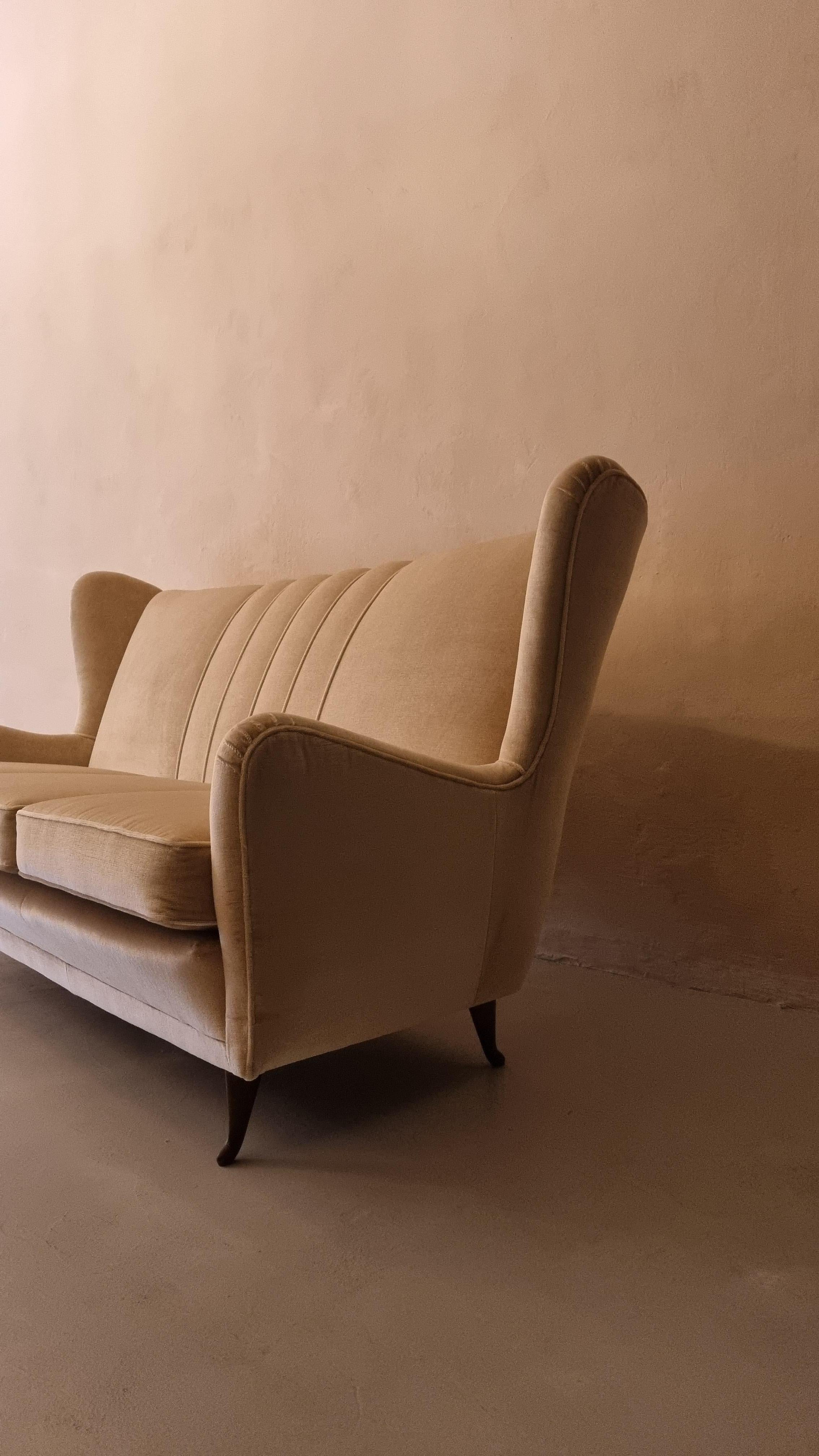 Canapé 3 places en velours de production Isa Begamo, 1950, restauré en velours beige, pieds en laiton.
Il reste des œuvres d'ISA Bergamo : des miroirs, des fauteuils et de nombreux accessoires d'ameublement qui ont conquis même un maître comme Giò