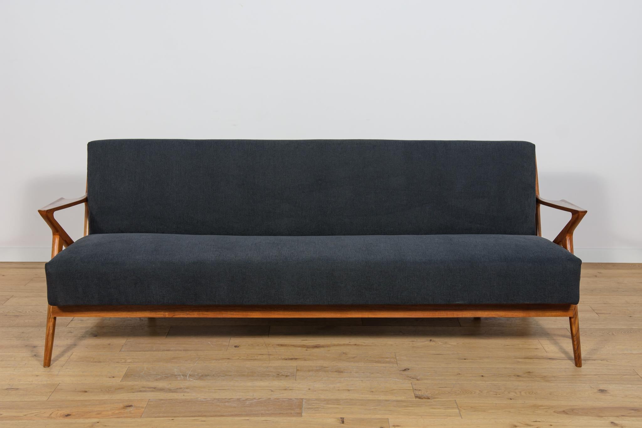 A sofa bed designed in 1957 by Poul Jensen for the Danish manufacturer Selig. The sofa underwent a professional carpentry and upholstery renovation. The sofa is characterized by high quality workmanship and a unique design used by Poul Jensen. The