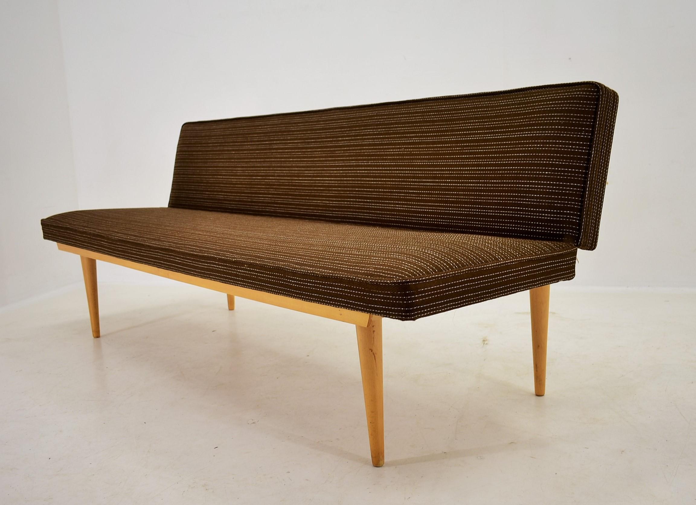Sofa oder Tagesbett aus der Mitte des Jahrhunderts von Miroslav Navrátil, Interier Praha, 1960er Jahre im Angebot 9